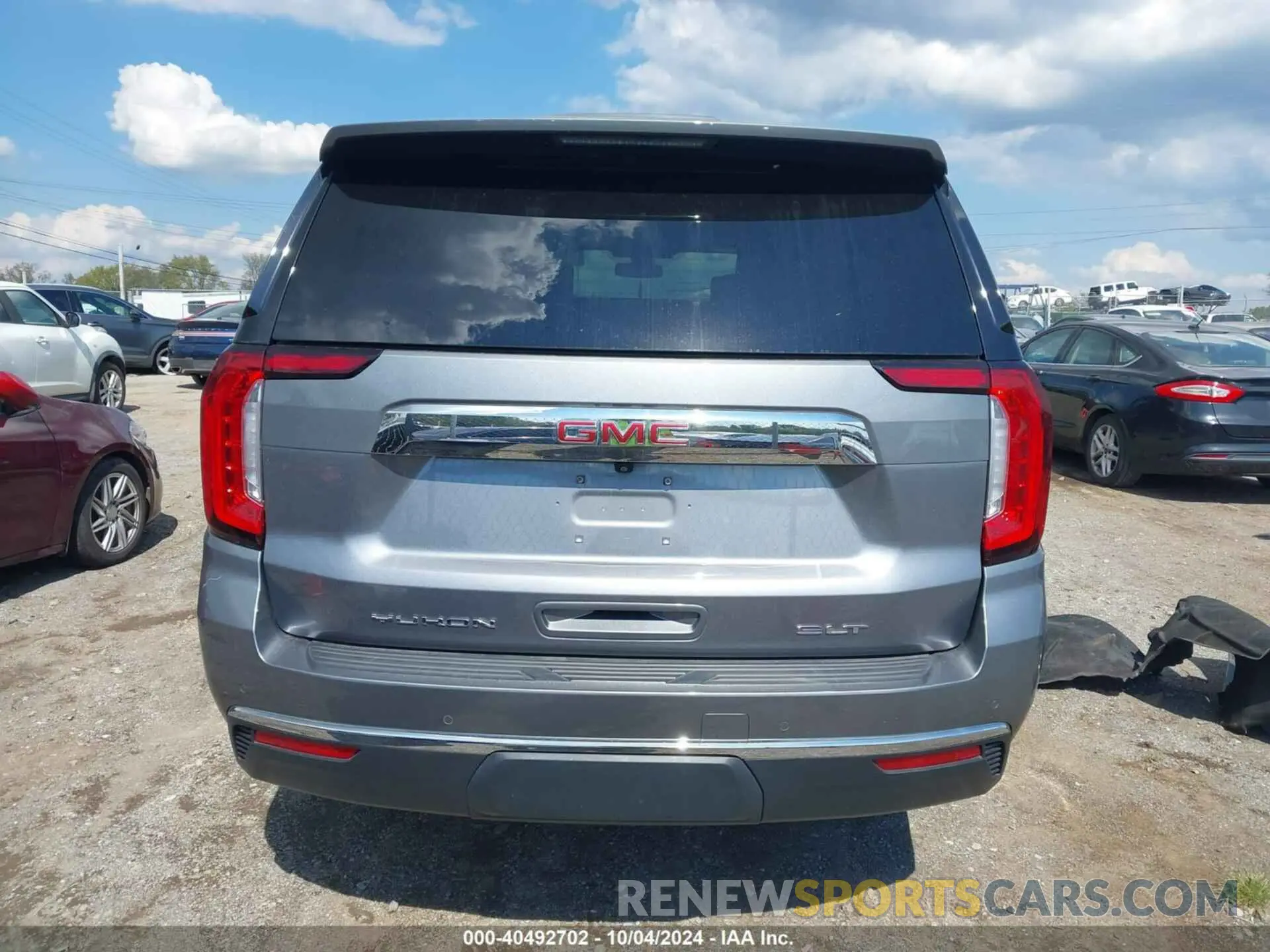 17 Photograph of a damaged car 1GKS2BKD4MR125362 GMC YUKON 2021