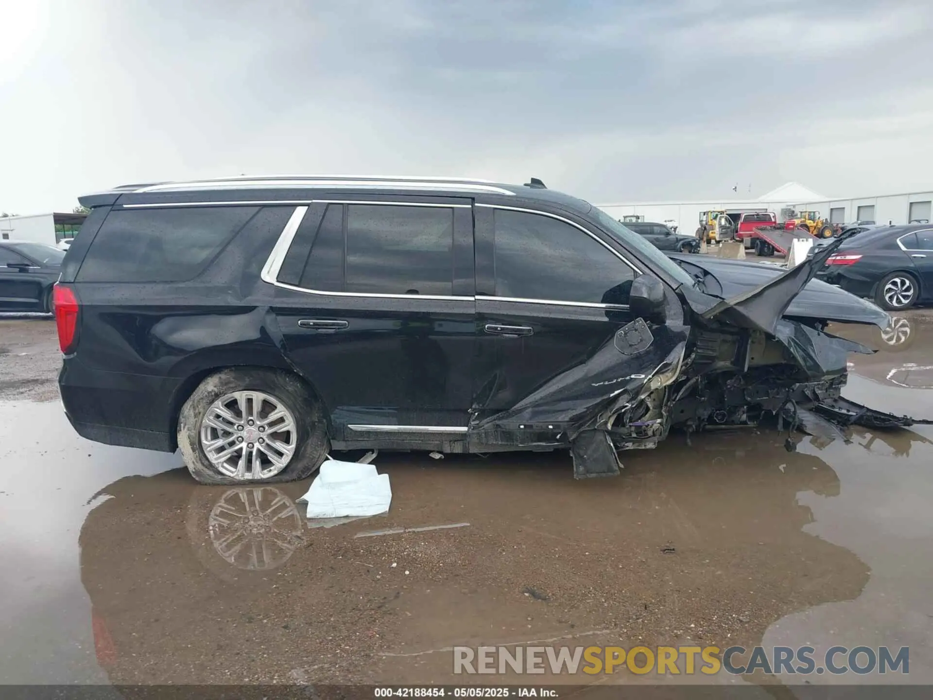 13 Photograph of a damaged car 1GKS2BKD5MR273228 GMC YUKON 2021