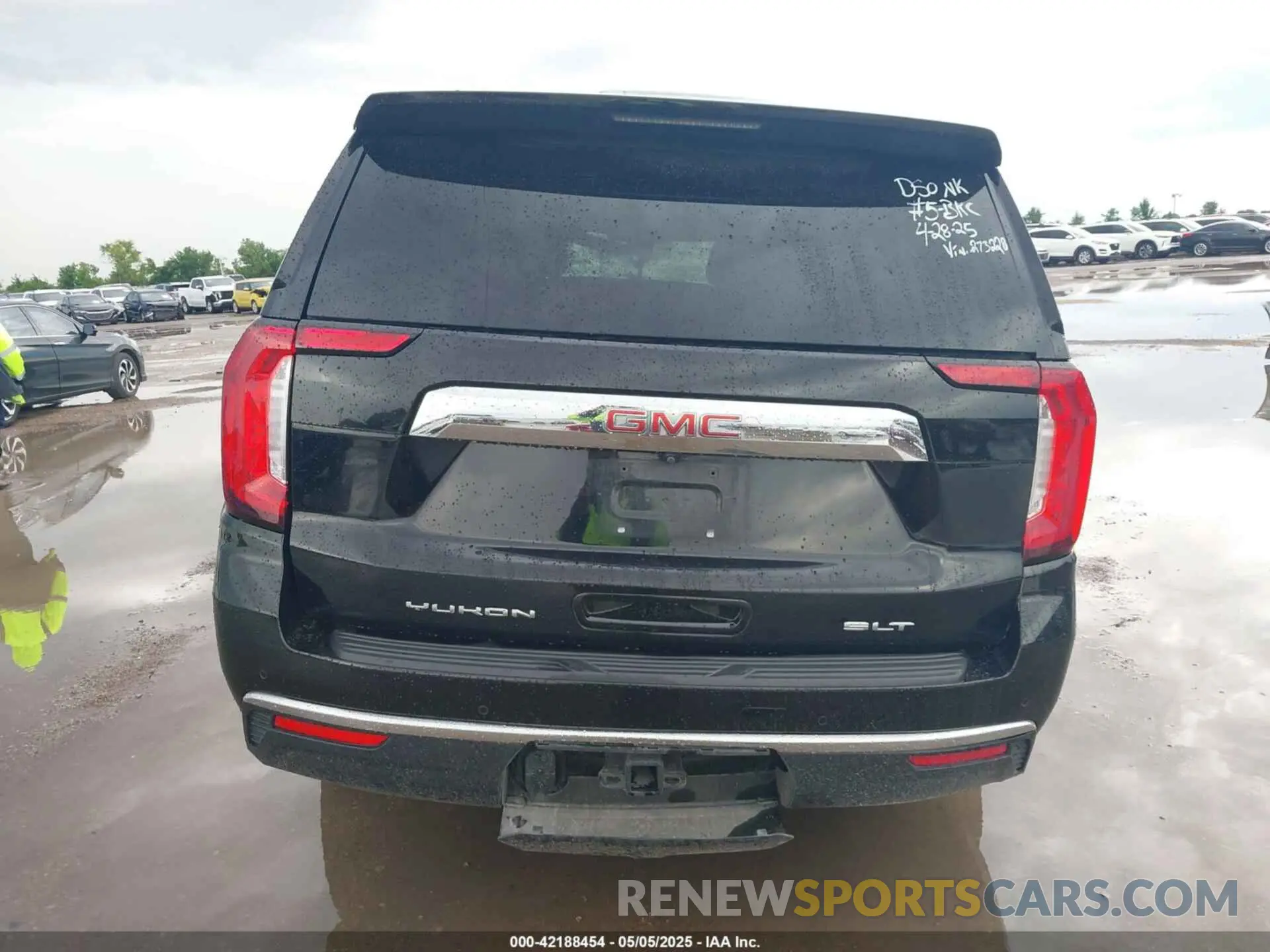 16 Photograph of a damaged car 1GKS2BKD5MR273228 GMC YUKON 2021