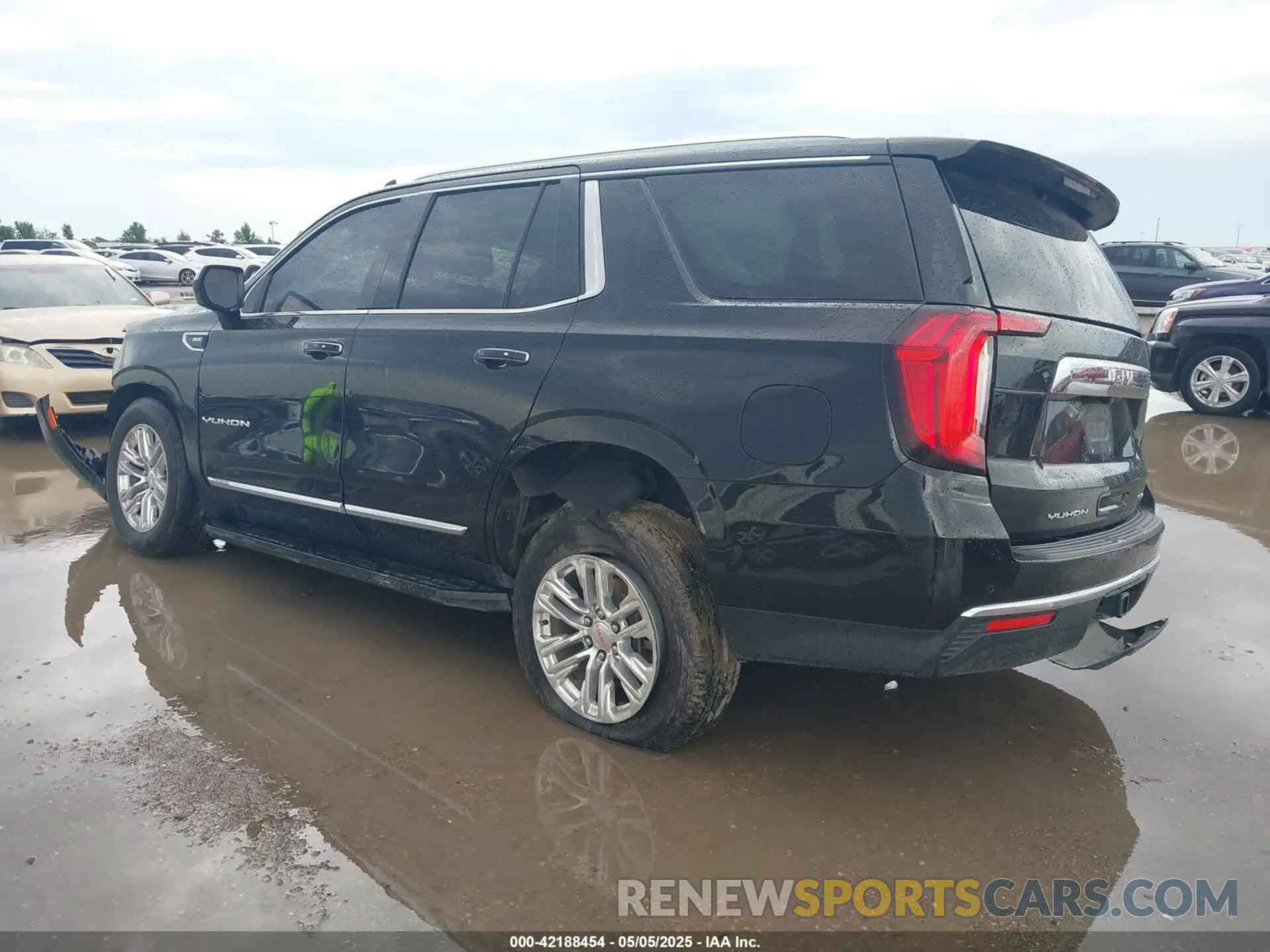 3 Photograph of a damaged car 1GKS2BKD5MR273228 GMC YUKON 2021