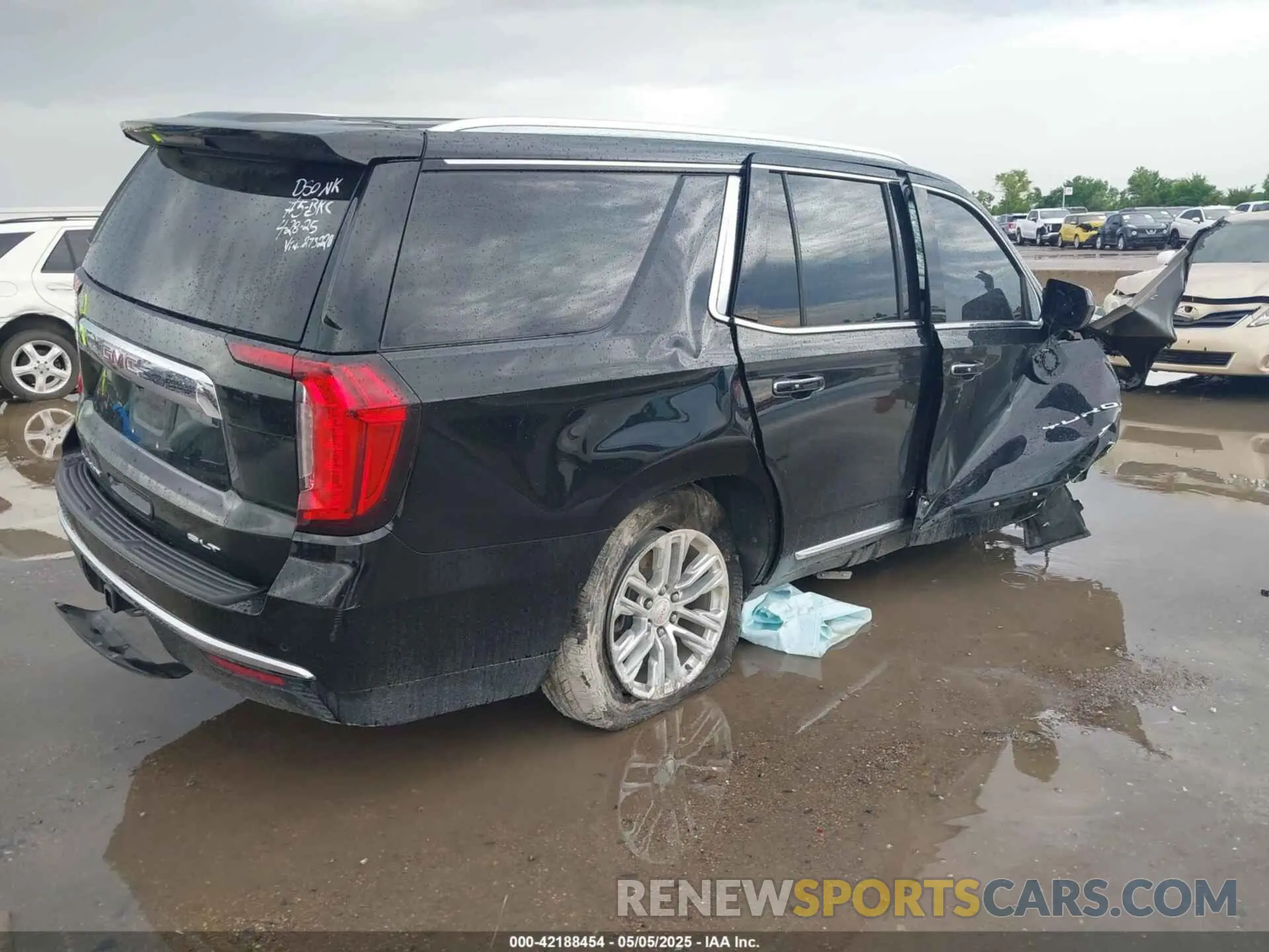 4 Photograph of a damaged car 1GKS2BKD5MR273228 GMC YUKON 2021