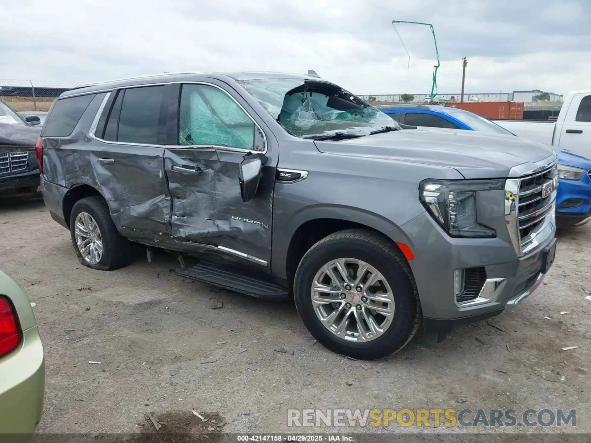 1 Photograph of a damaged car 1GKS2BKD5MR389349 GMC YUKON 2021