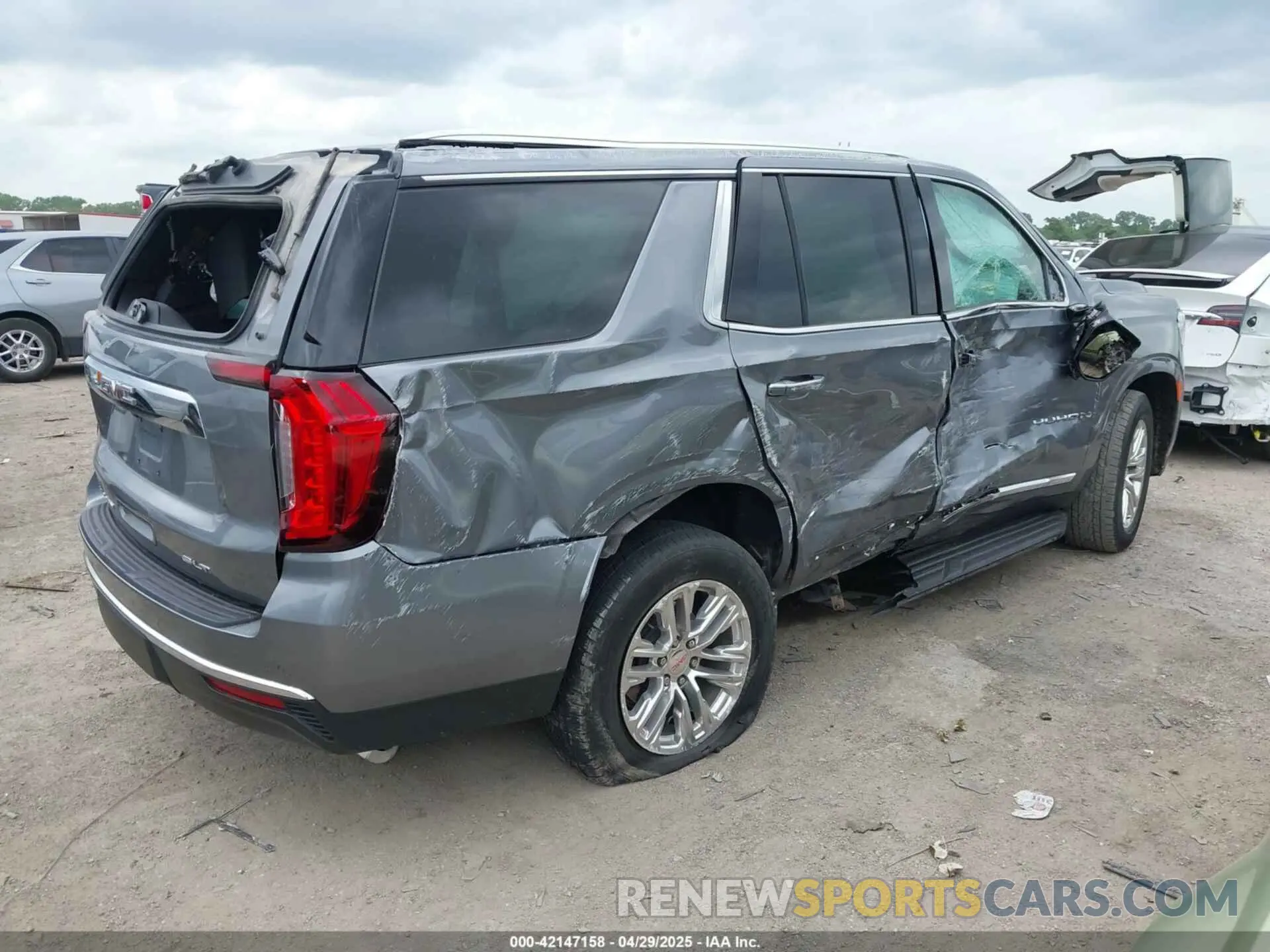 4 Photograph of a damaged car 1GKS2BKD5MR389349 GMC YUKON 2021