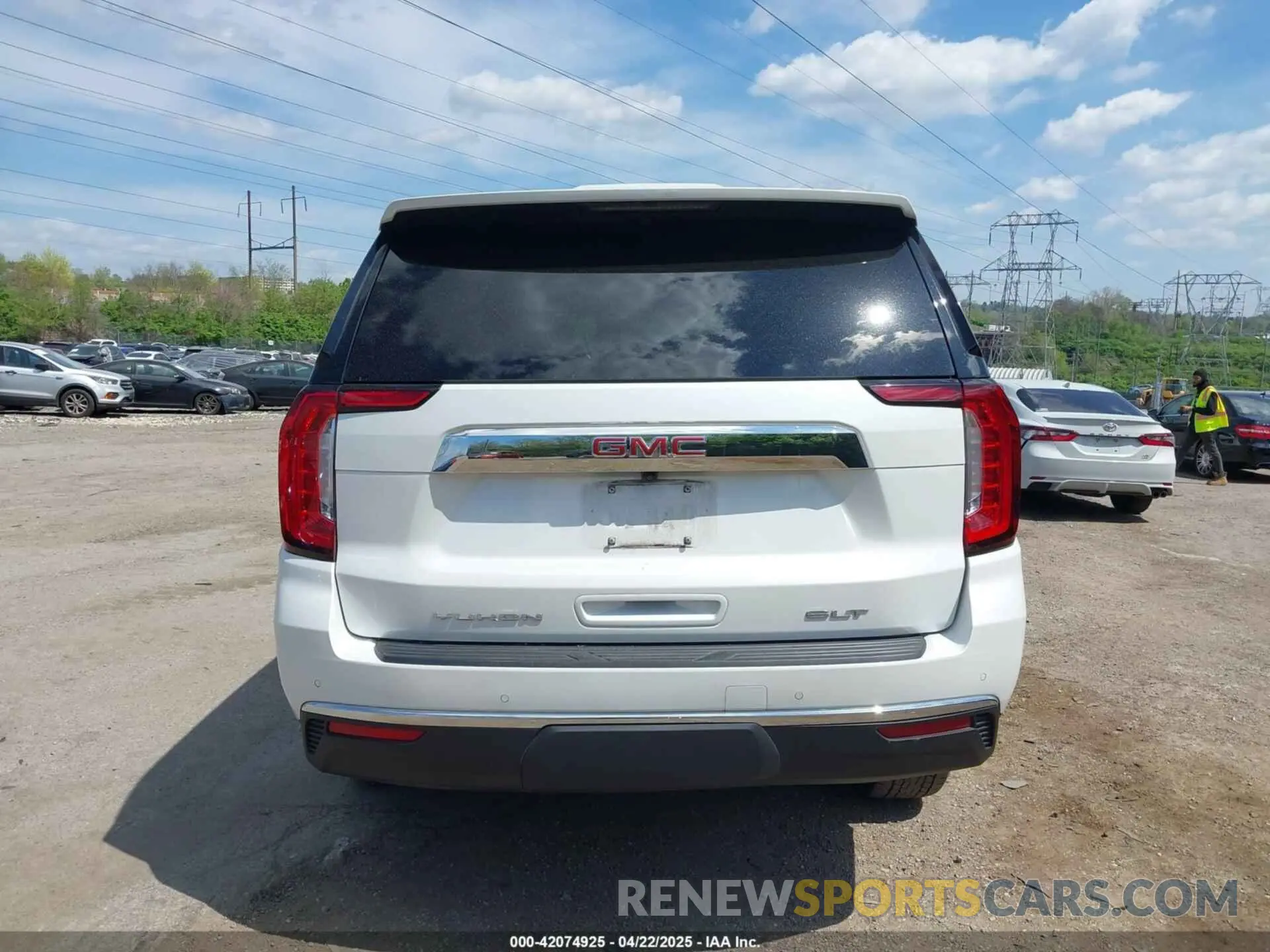 17 Photograph of a damaged car 1GKS2BKDXMR221495 GMC YUKON 2021