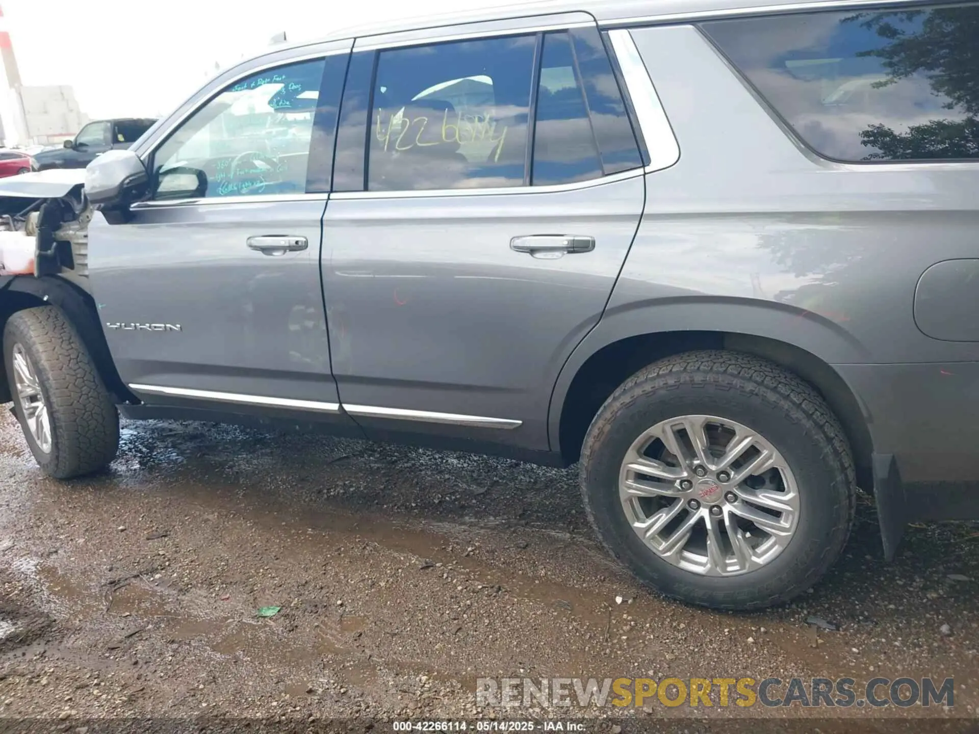 14 Photograph of a damaged car 1GKS2BKDXMR270146 GMC YUKON 2021