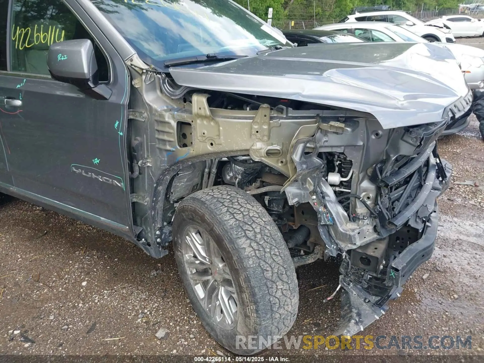18 Photograph of a damaged car 1GKS2BKDXMR270146 GMC YUKON 2021