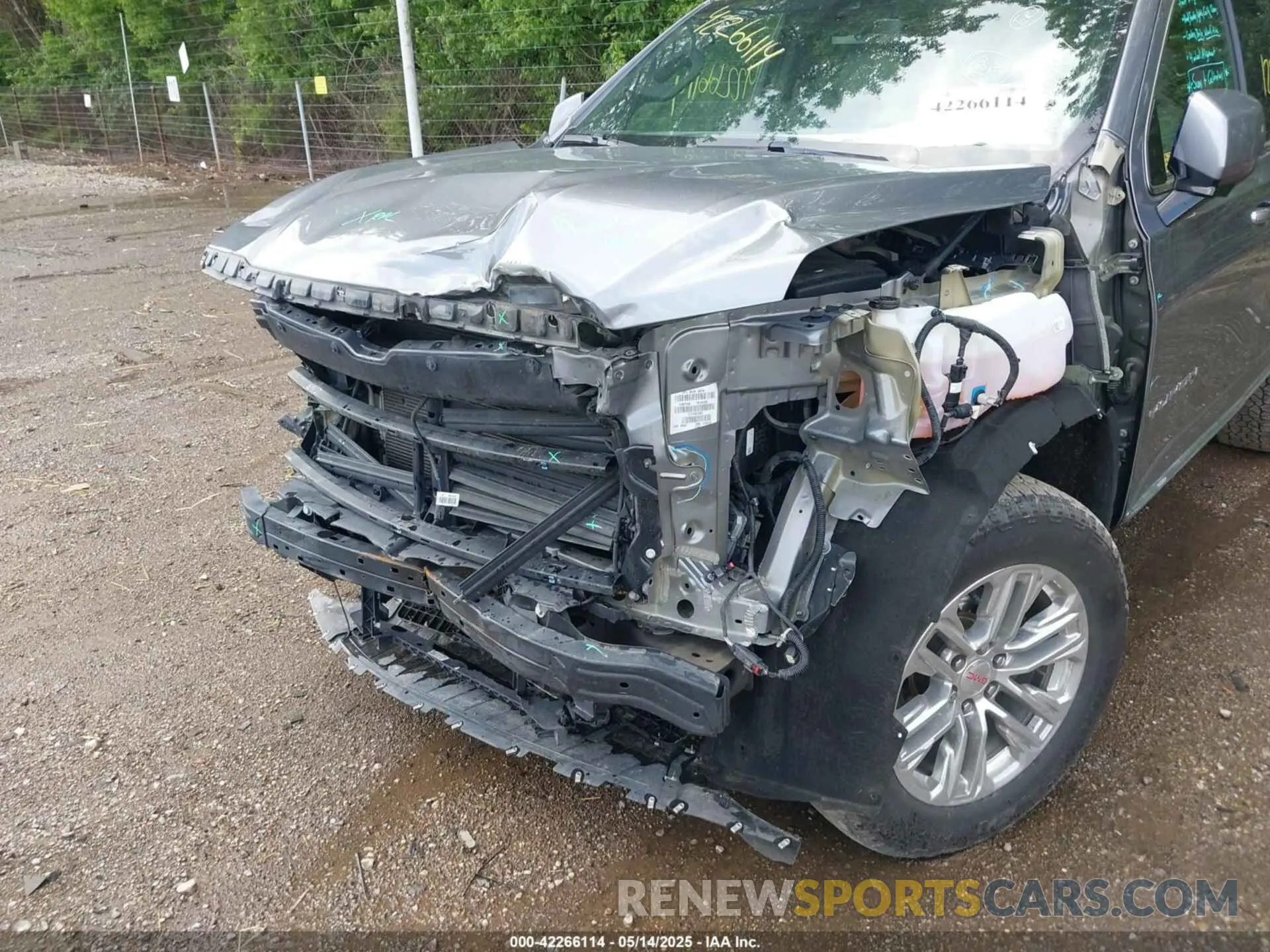 6 Photograph of a damaged car 1GKS2BKDXMR270146 GMC YUKON 2021