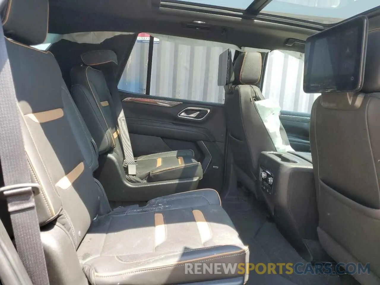 11 Photograph of a damaged car 1GKS2CKD0MR152127 GMC YUKON 2021