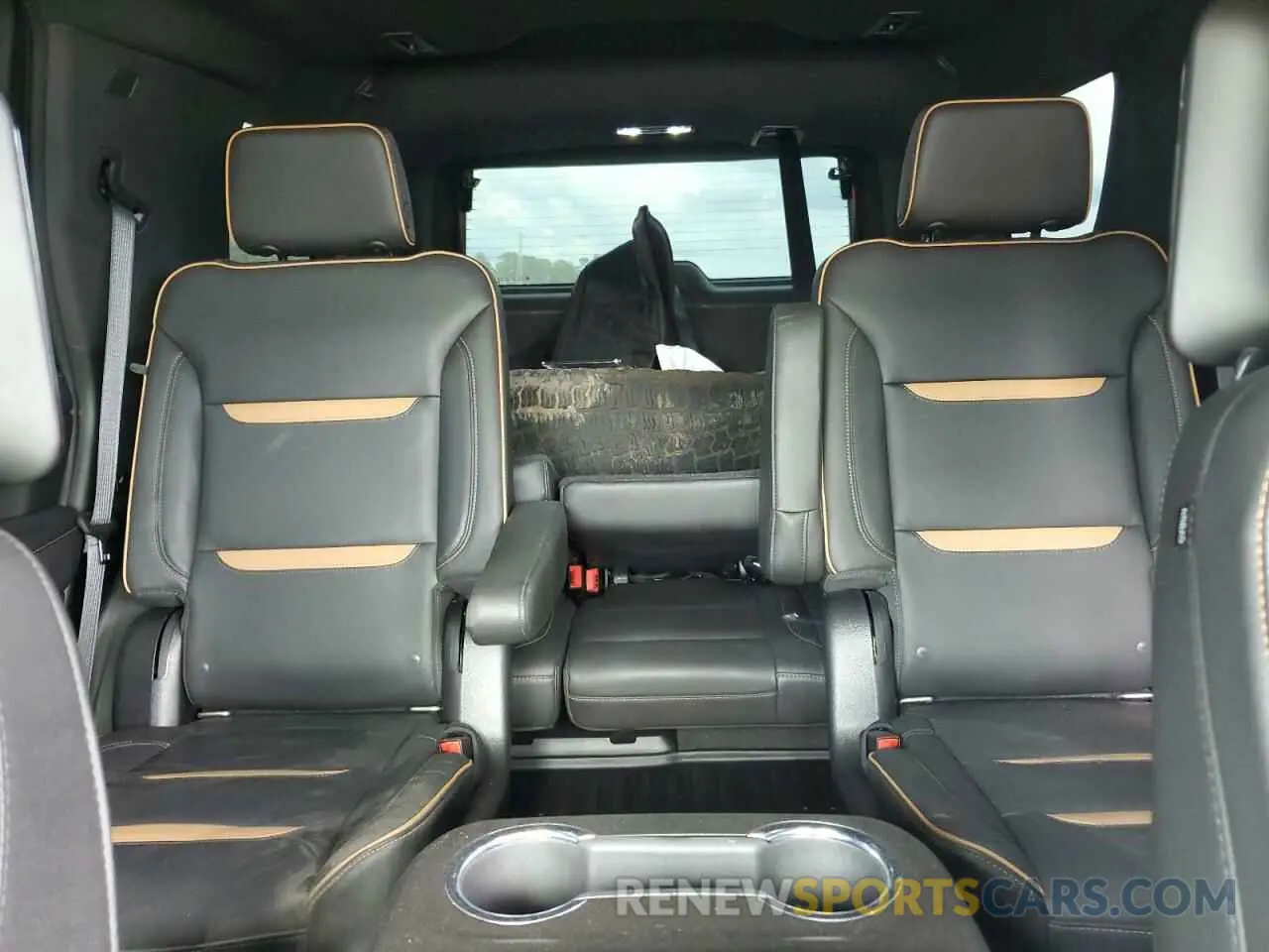 10 Photograph of a damaged car 1GKS2CKD1MR458480 GMC YUKON 2021
