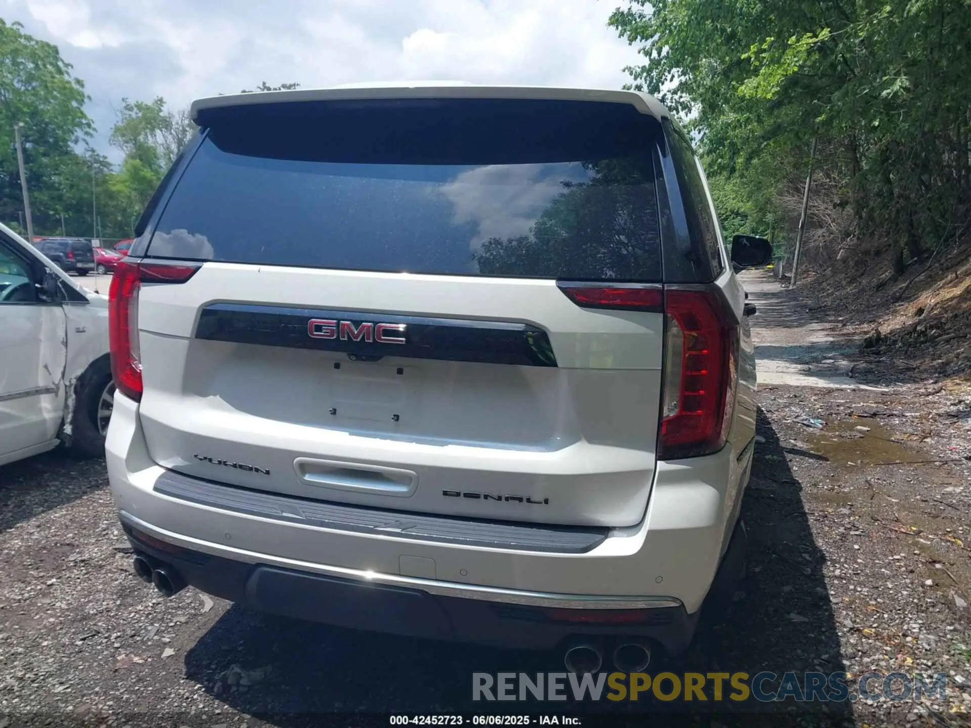 16 Photograph of a damaged car 1GKS2DKL0MR150133 GMC YUKON 2021