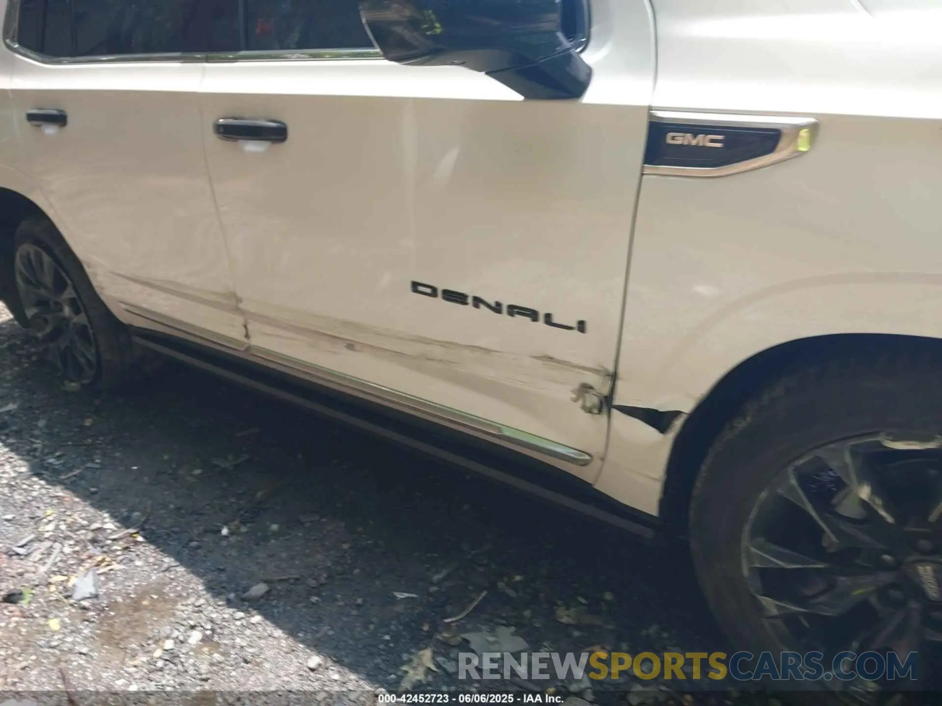 18 Photograph of a damaged car 1GKS2DKL0MR150133 GMC YUKON 2021