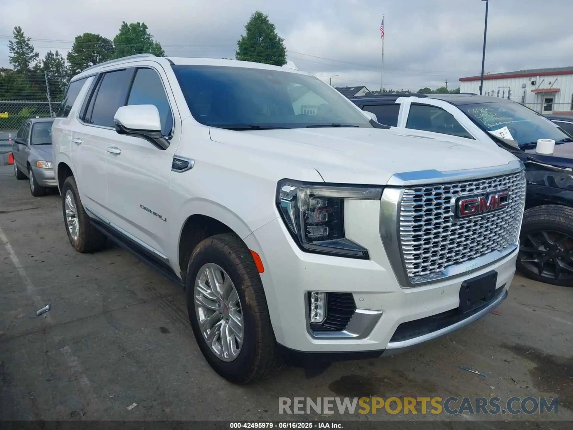 1 Photograph of a damaged car 1GKS2DKL2MR446965 GMC YUKON 2021