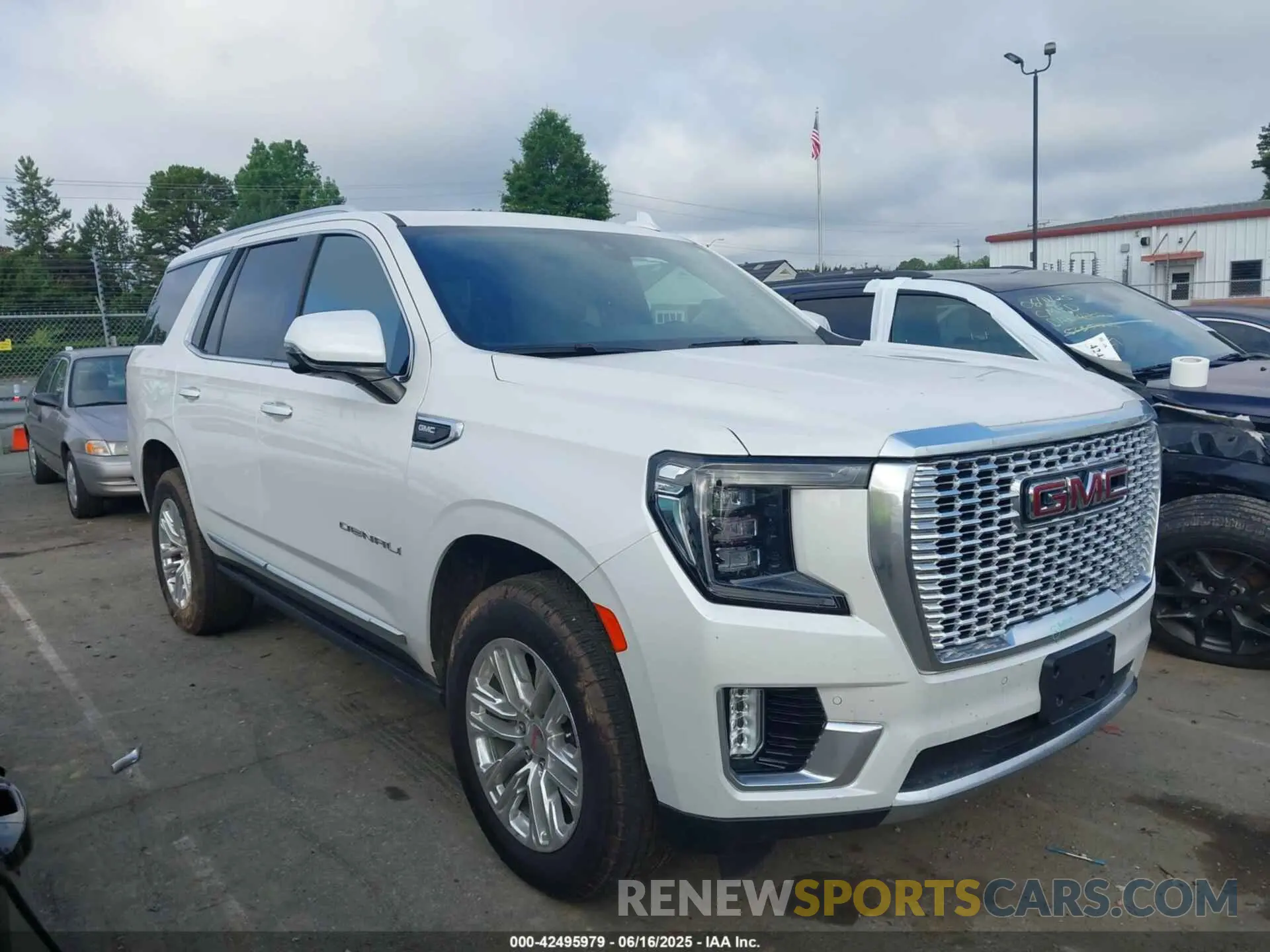 13 Photograph of a damaged car 1GKS2DKL2MR446965 GMC YUKON 2021