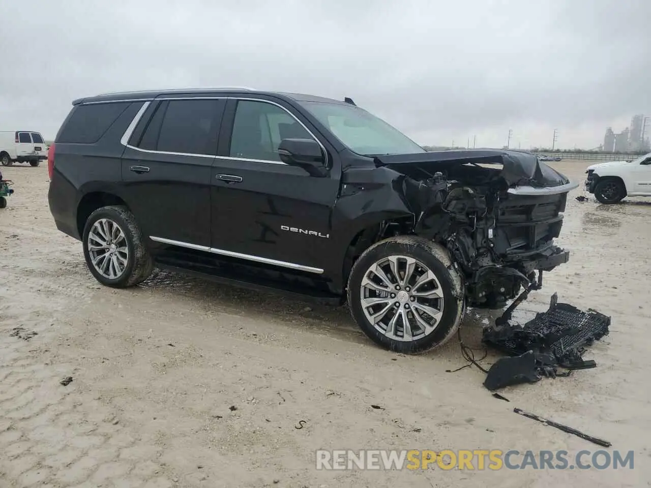 4 Photograph of a damaged car 1GKS2DKL5MR432641 GMC YUKON 2021