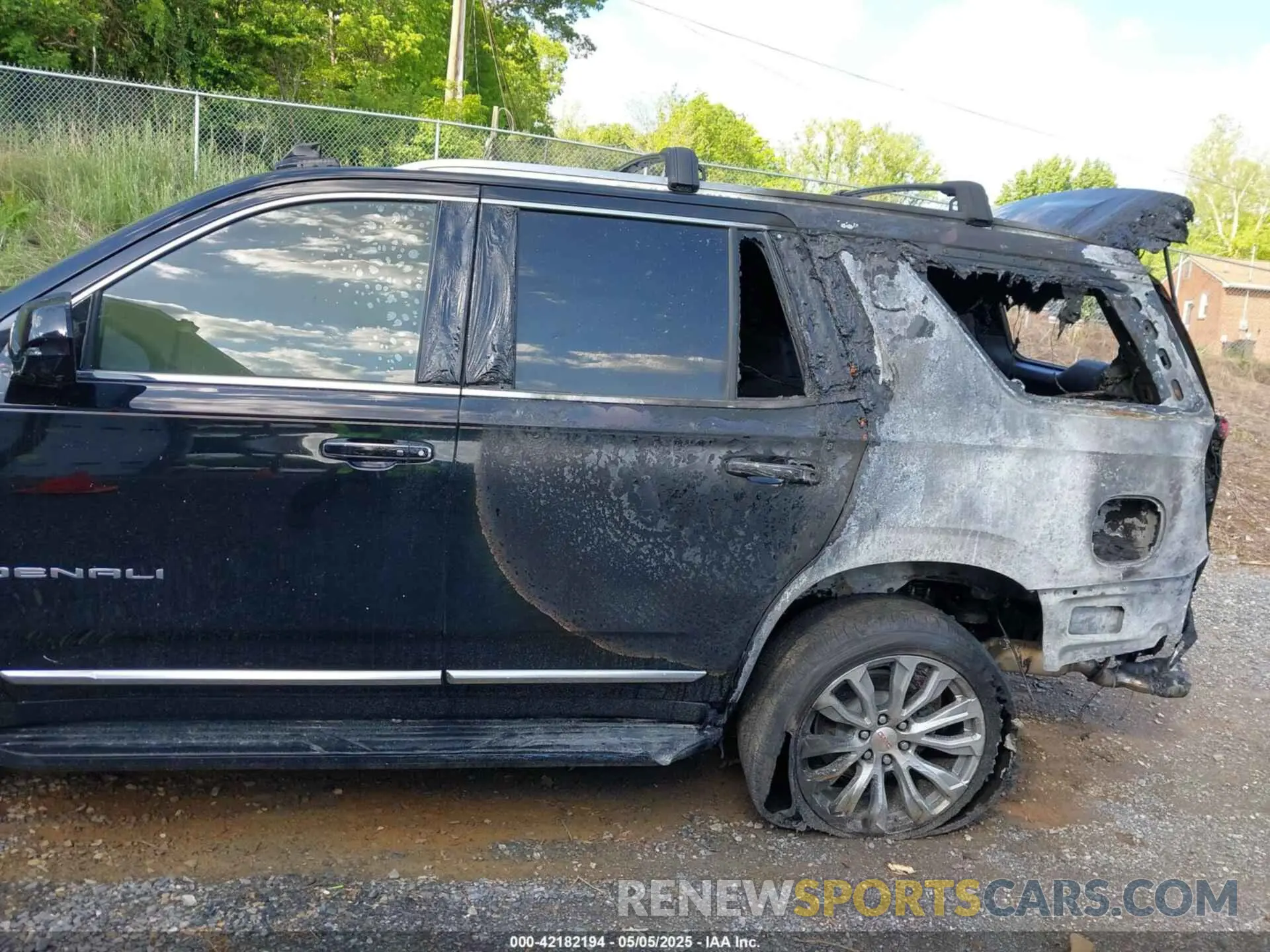 13 Photograph of a damaged car 1GKS2DKL7MR467018 GMC YUKON 2021