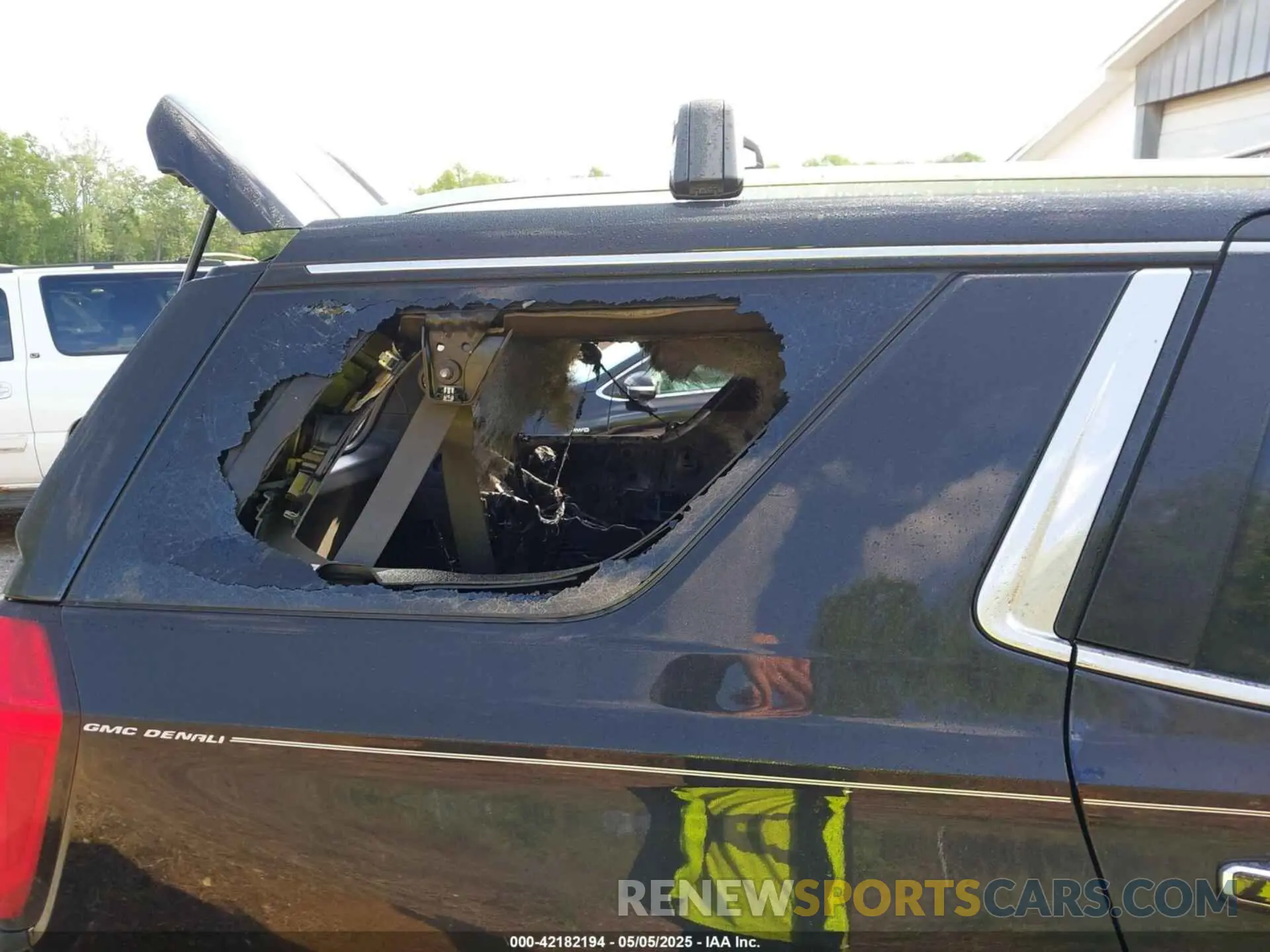 14 Photograph of a damaged car 1GKS2DKL7MR467018 GMC YUKON 2021