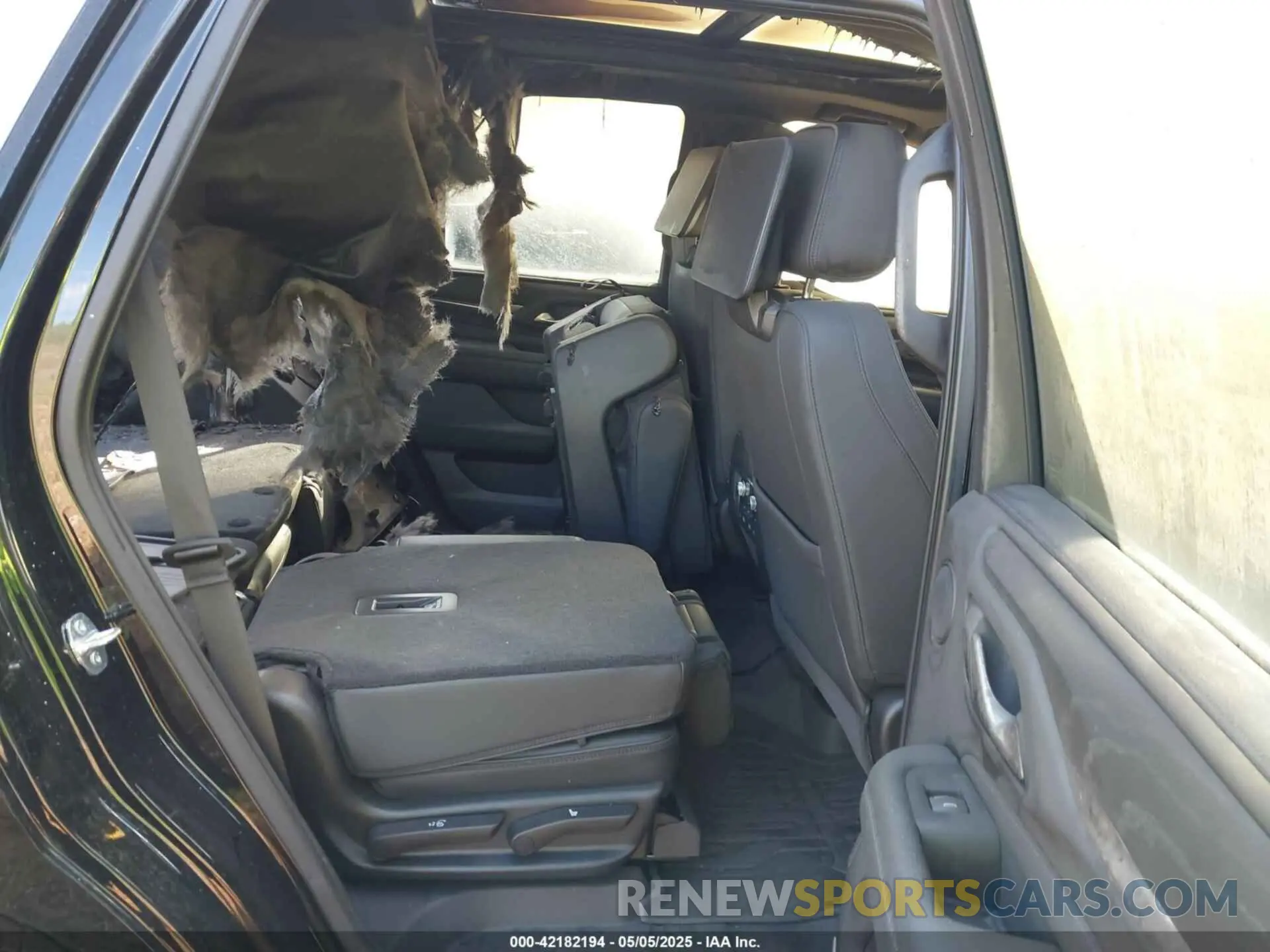 8 Photograph of a damaged car 1GKS2DKL7MR467018 GMC YUKON 2021