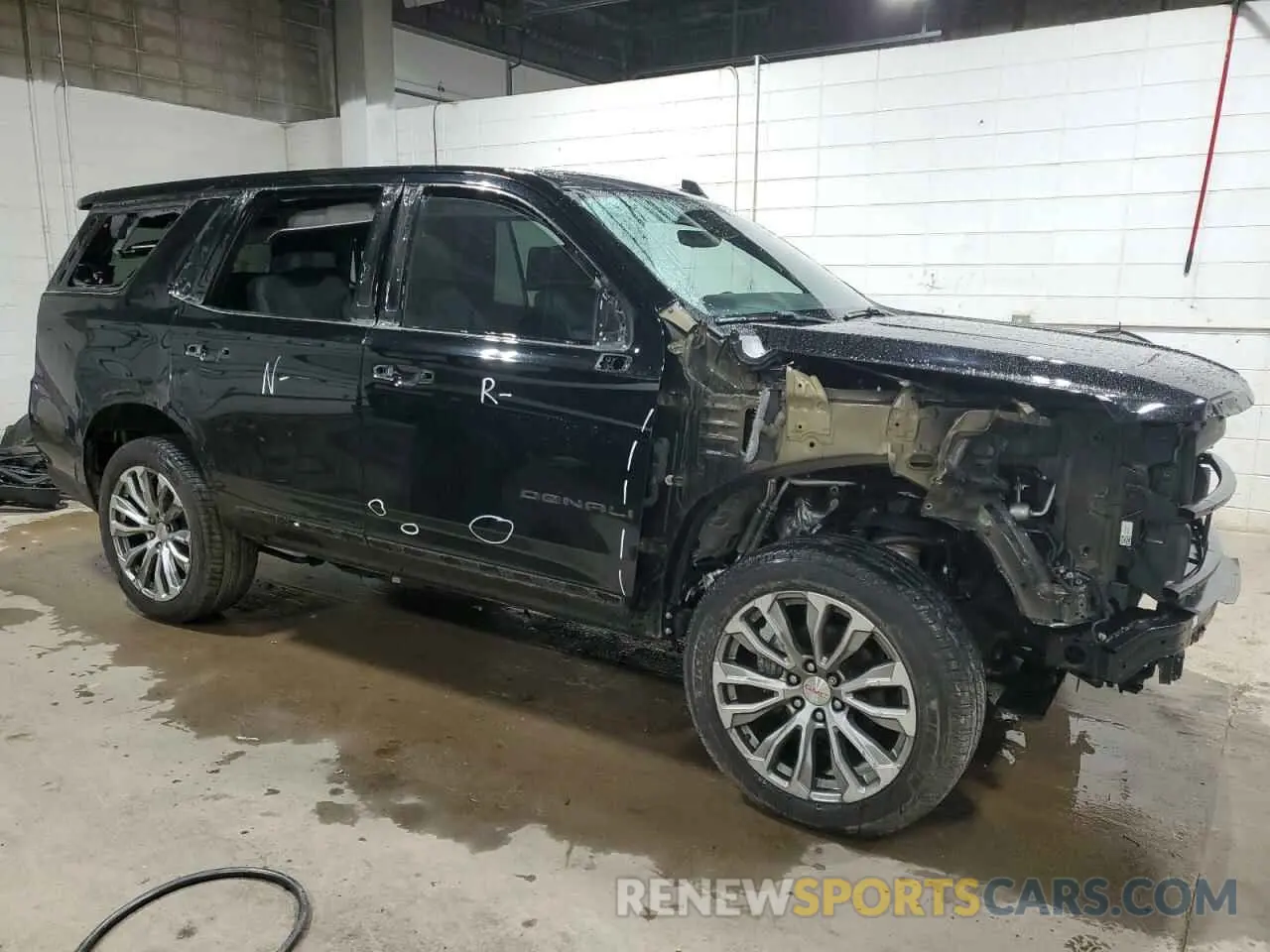 4 Photograph of a damaged car 1GKS2DKL8MR325681 GMC YUKON 2021