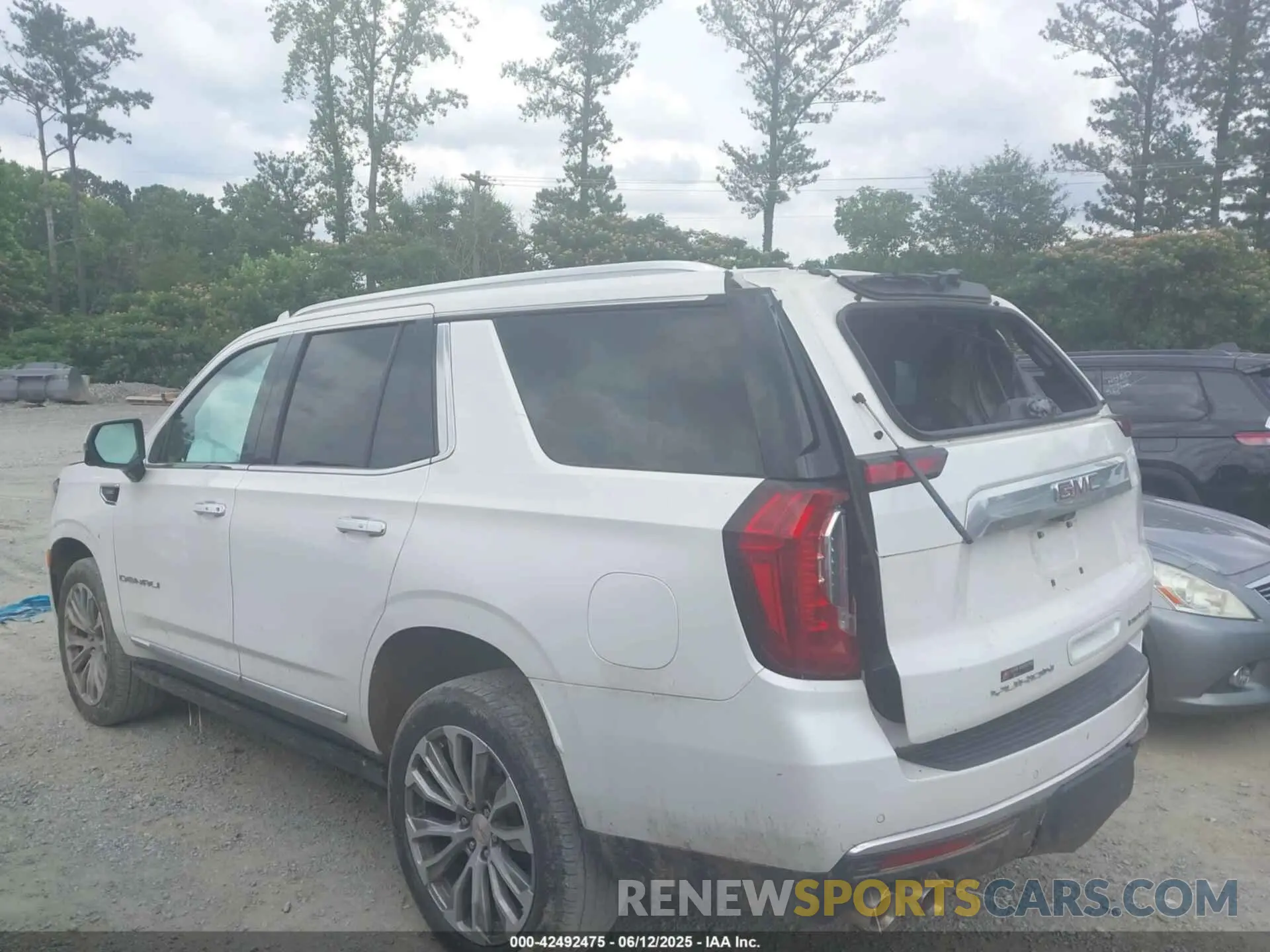14 Photograph of a damaged car 1GKS2DKL9MR157226 GMC YUKON 2021