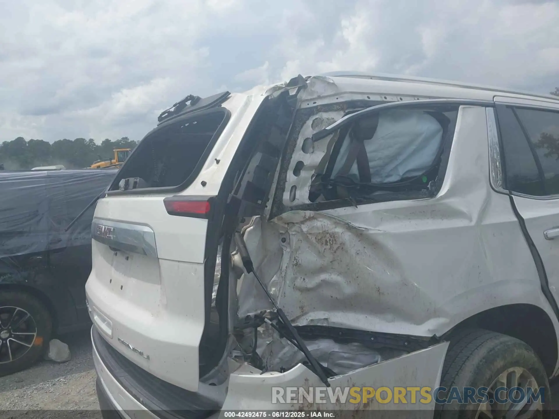 18 Photograph of a damaged car 1GKS2DKL9MR157226 GMC YUKON 2021