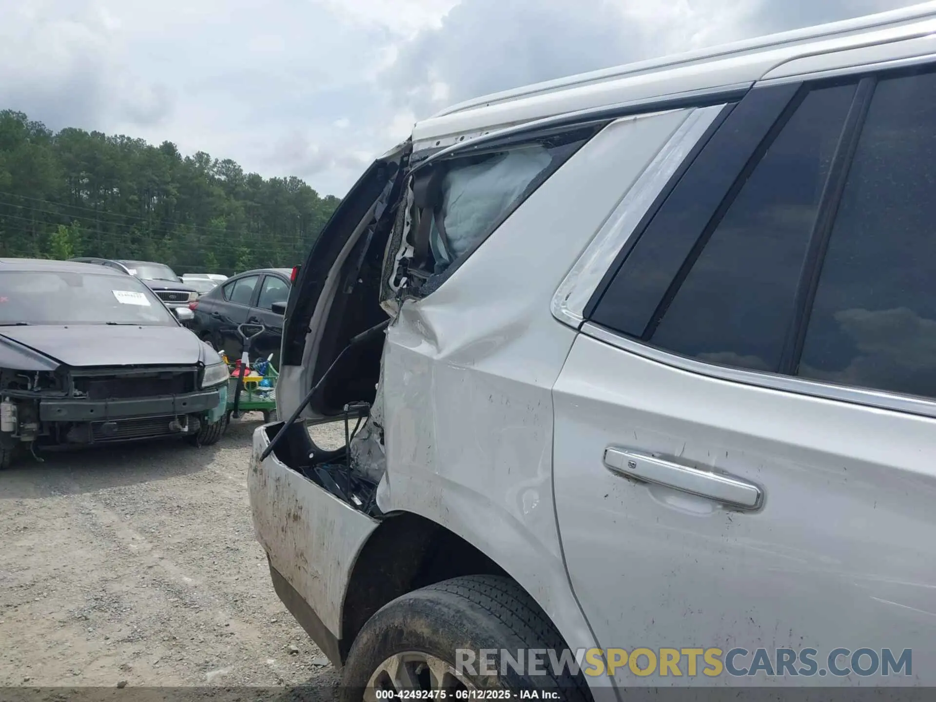 19 Photograph of a damaged car 1GKS2DKL9MR157226 GMC YUKON 2021