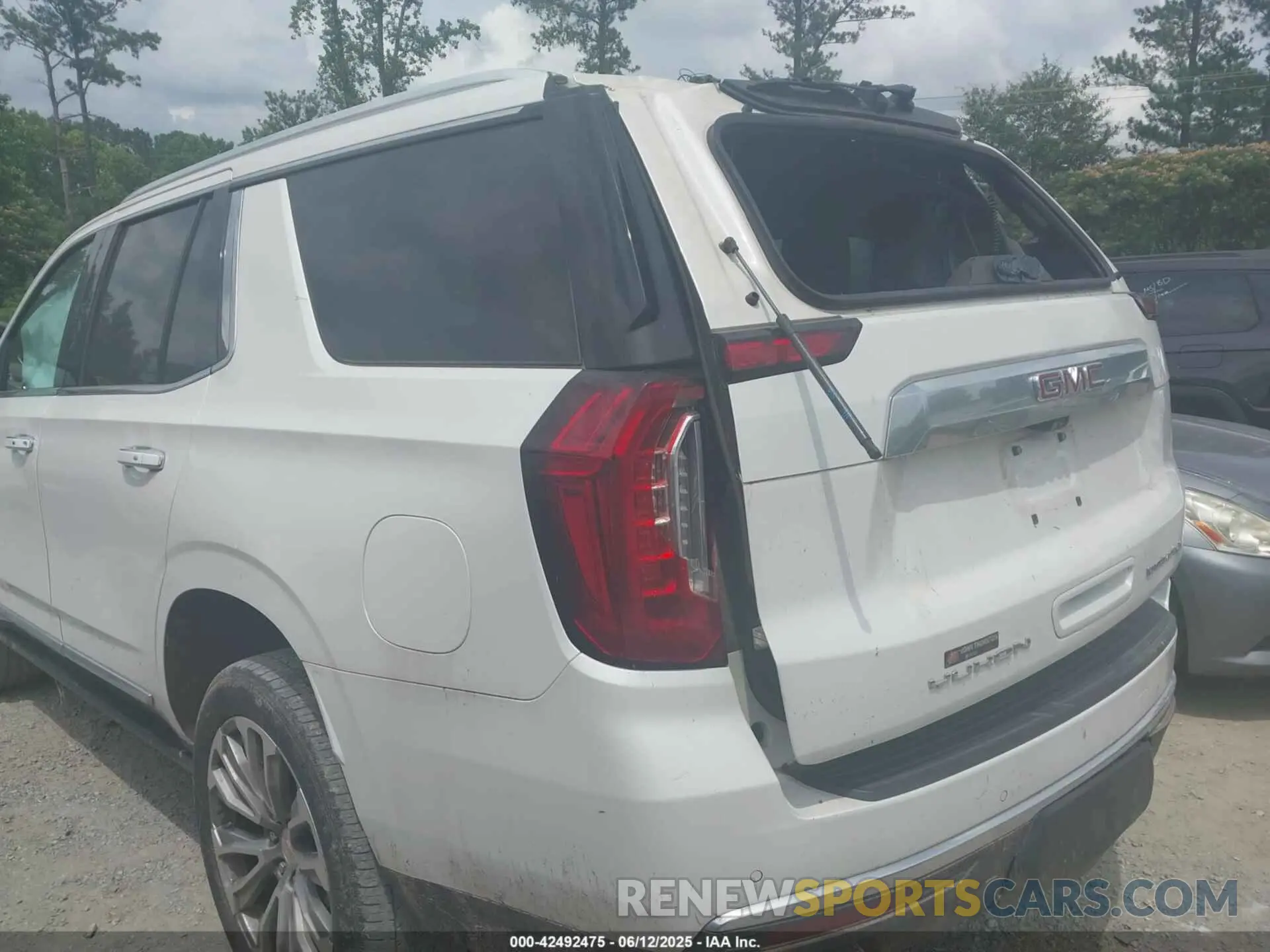 6 Photograph of a damaged car 1GKS2DKL9MR157226 GMC YUKON 2021