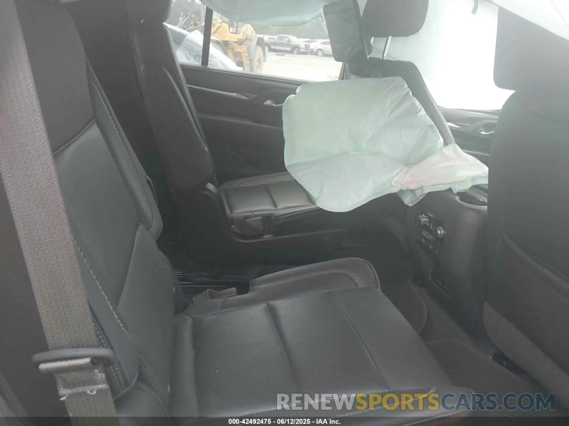 8 Photograph of a damaged car 1GKS2DKL9MR157226 GMC YUKON 2021