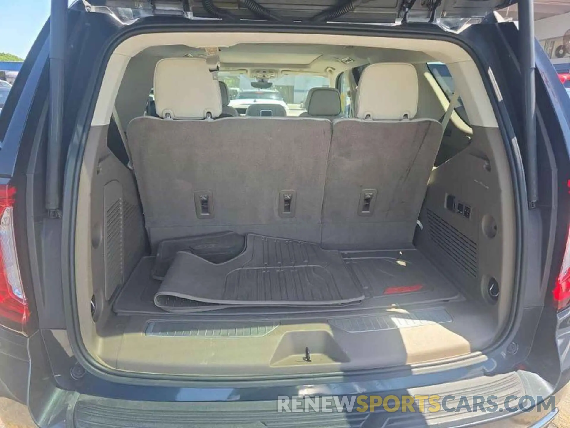 3 Photograph of a damaged car 1GKS2DKLXMR125059 GMC YUKON 2021