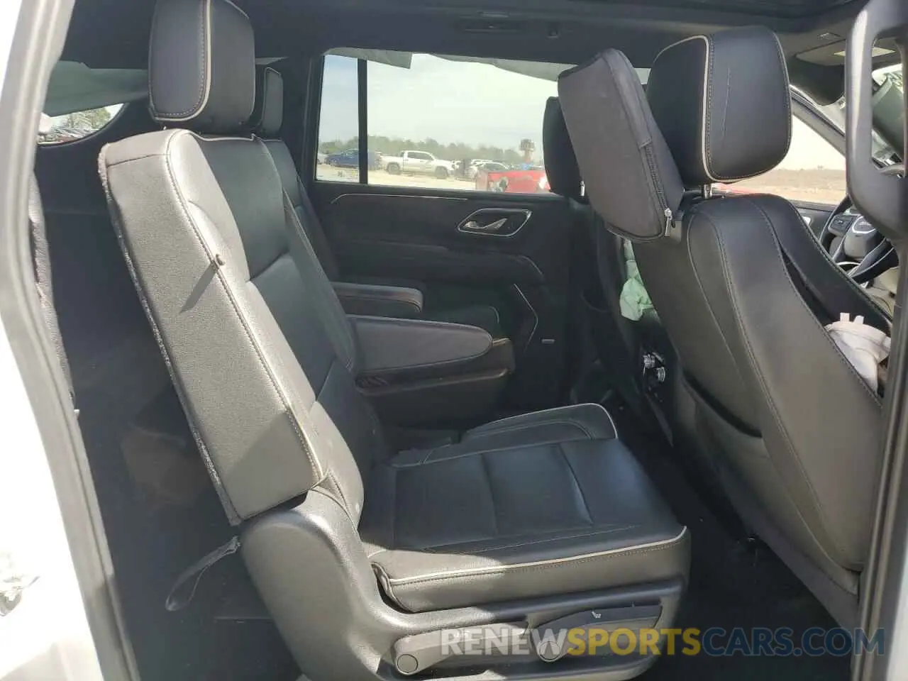 11 Photograph of a damaged car 1GKS2GKD0MR420181 GMC YUKON 2021