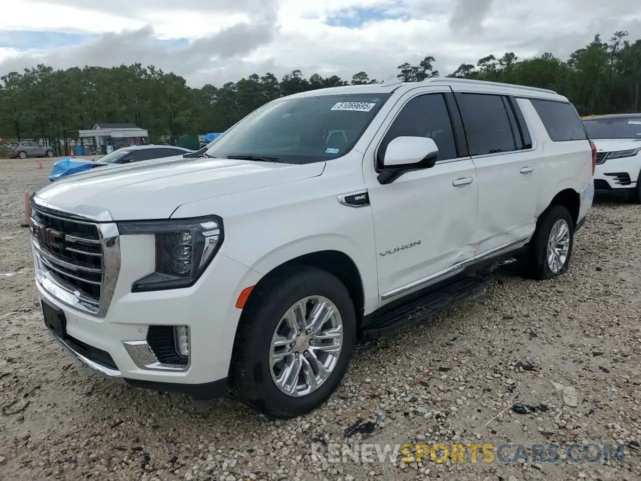 1 Photograph of a damaged car 1GKS2GKD6MR429631 GMC YUKON 2021