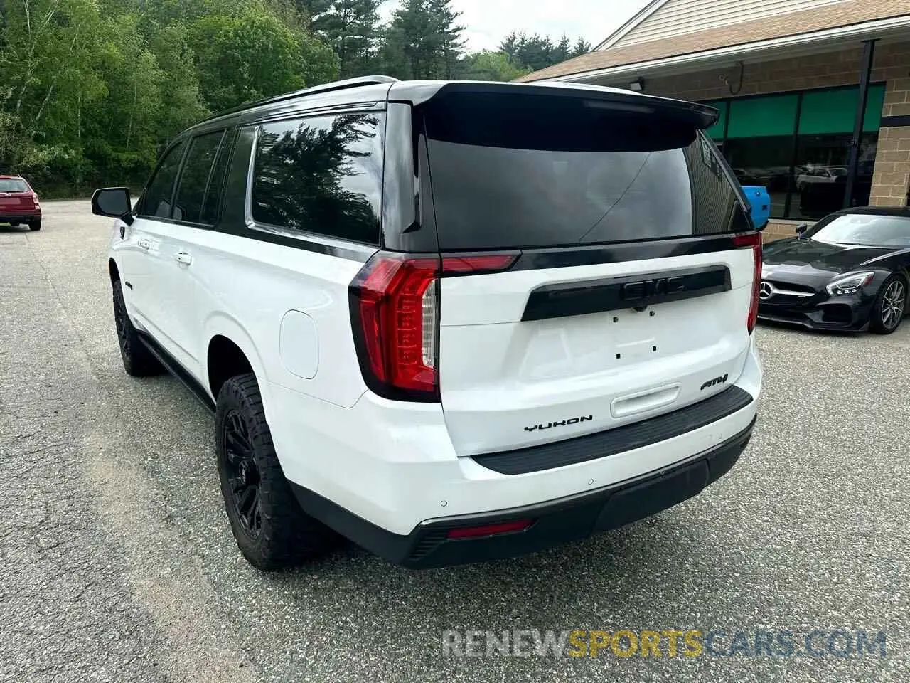 3 Photograph of a damaged car 1GKS2HKD3MR180XXX GMC YUKON 2021