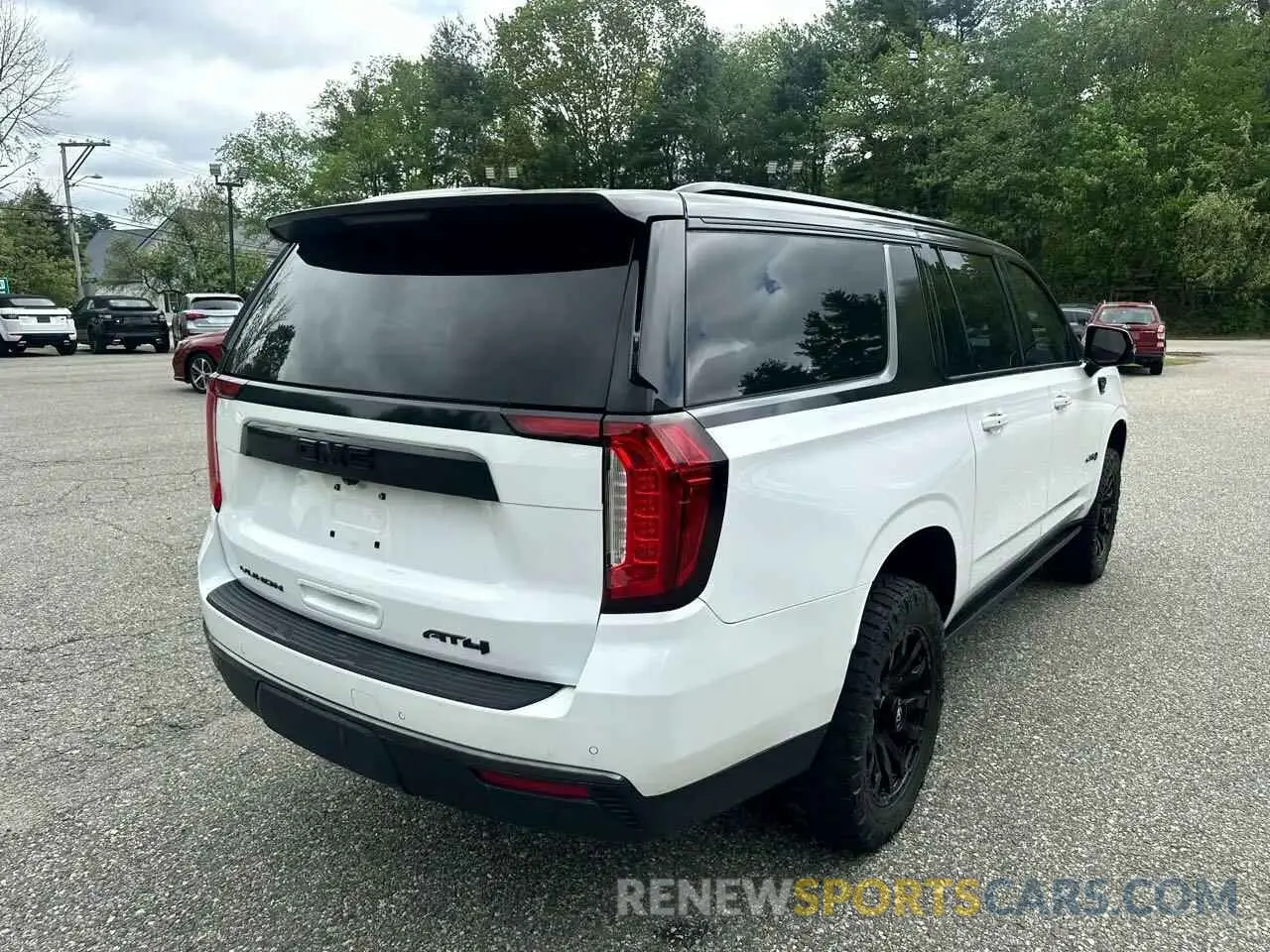 4 Photograph of a damaged car 1GKS2HKD3MR180XXX GMC YUKON 2021