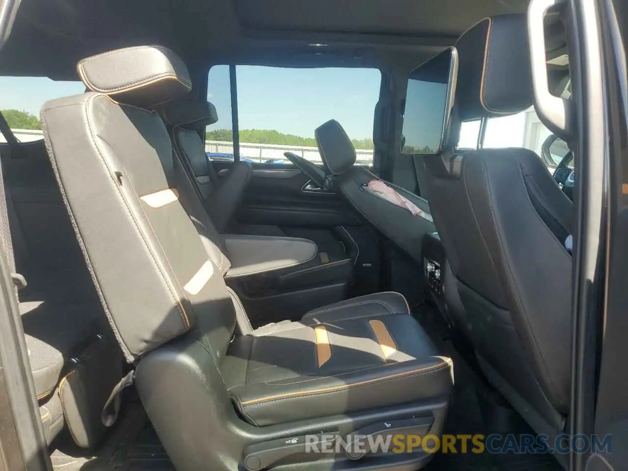 11 Photograph of a damaged car 1GKS2HKDXMR320613 GMC YUKON 2021