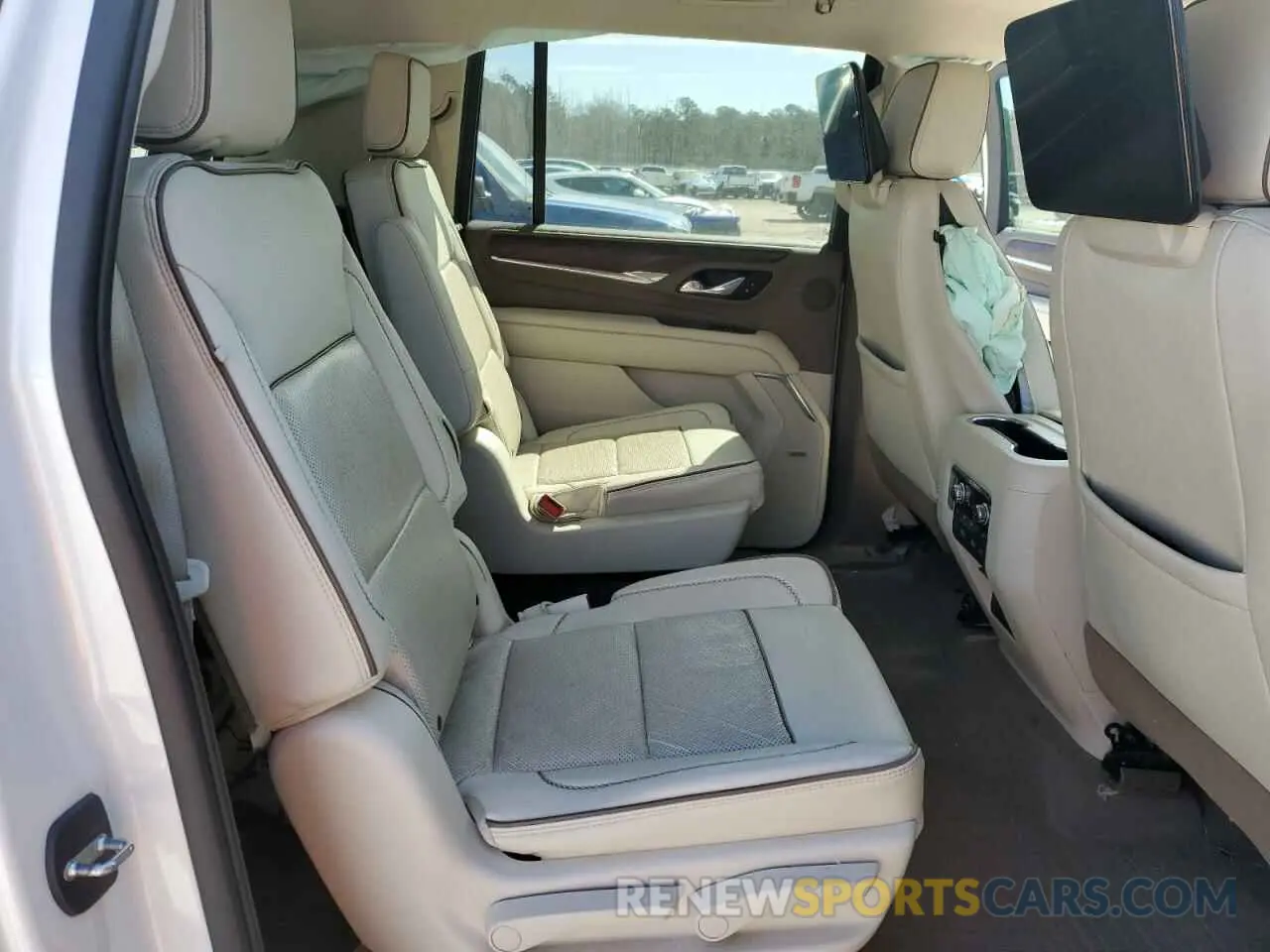 11 Photograph of a damaged car 1GKS2JKL0MR156903 GMC YUKON 2021