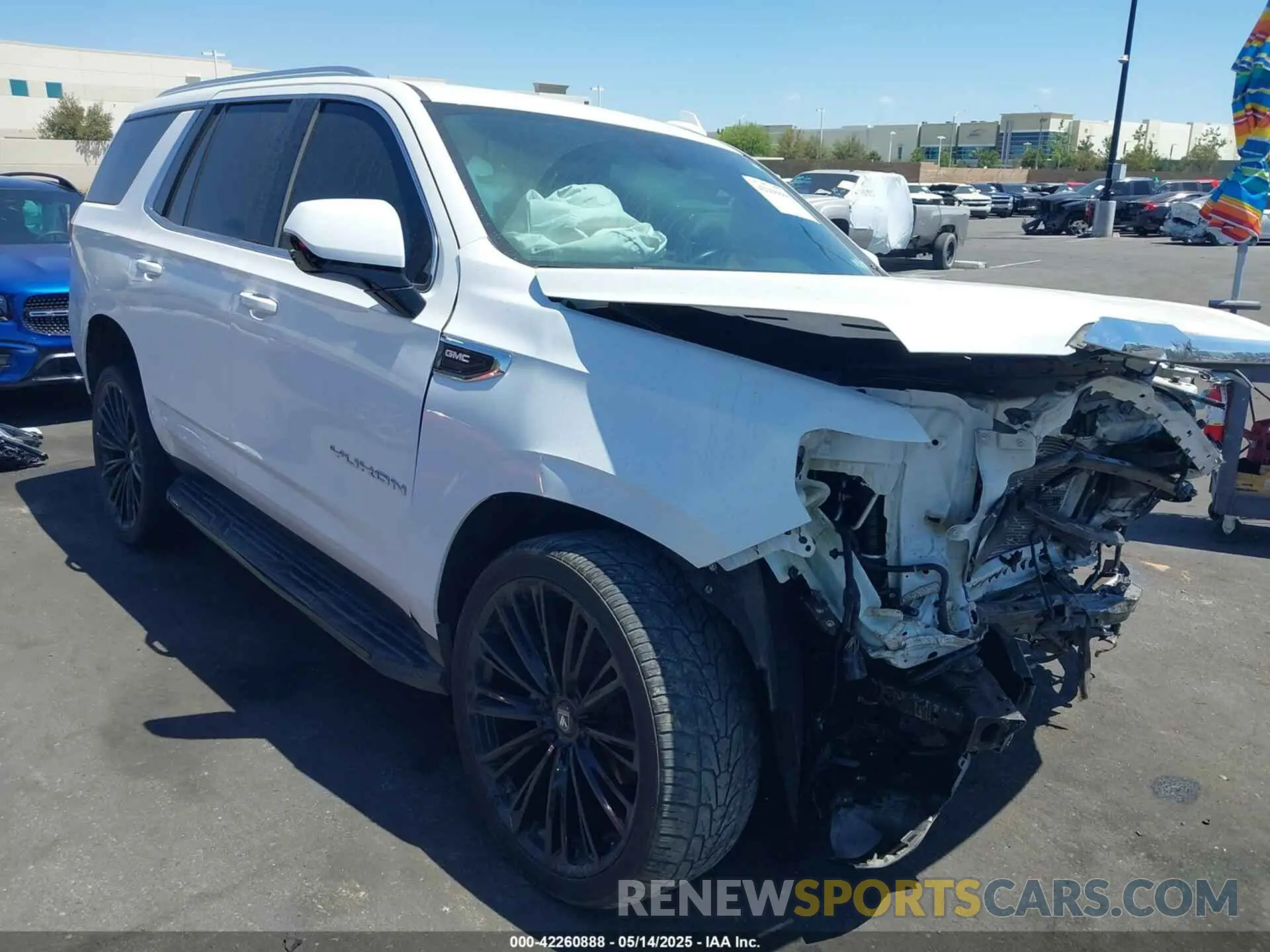 1 Photograph of a damaged car 1GKS1AKD8NR196434 GMC YUKON 2022