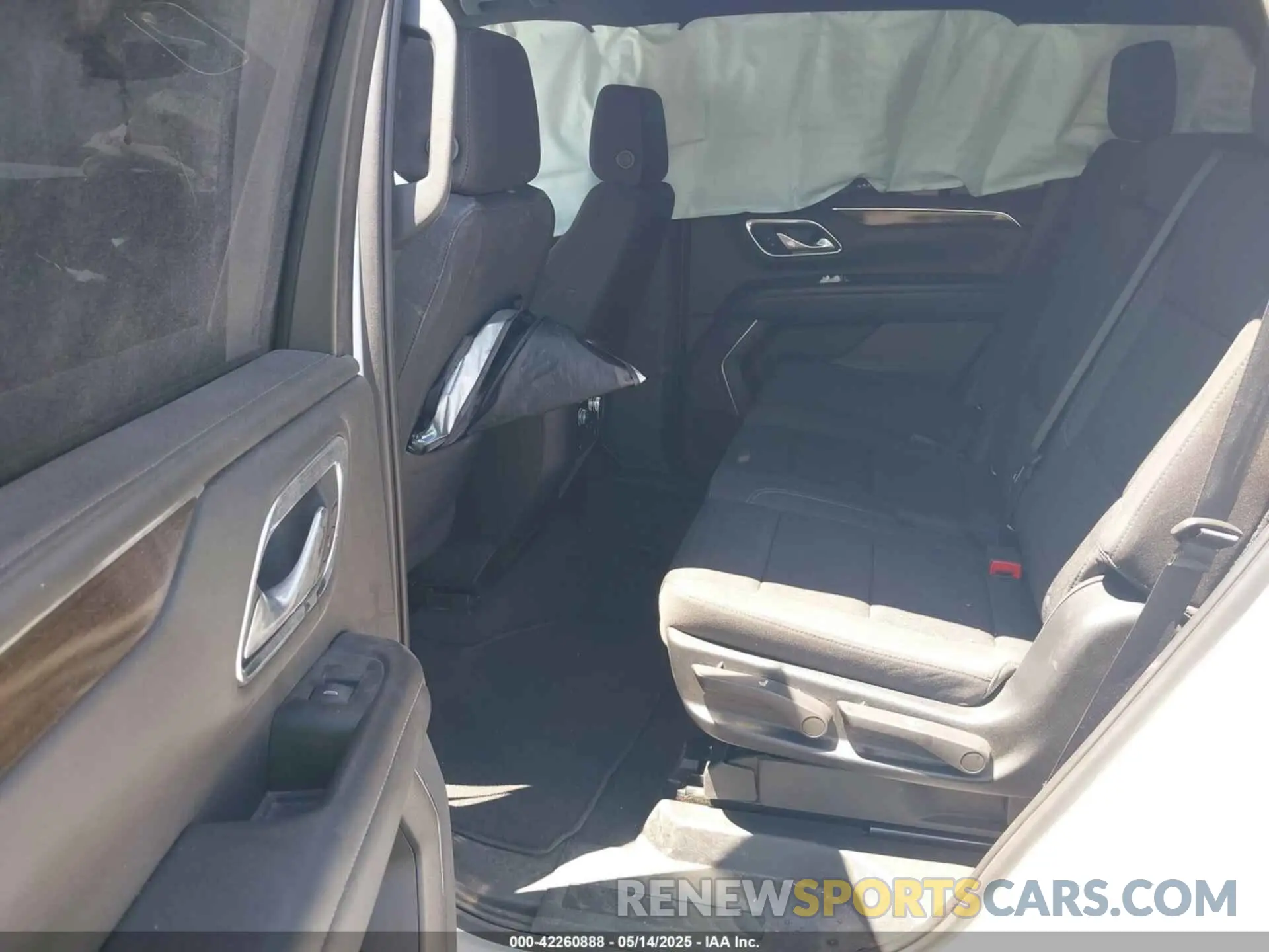 8 Photograph of a damaged car 1GKS1AKD8NR196434 GMC YUKON 2022