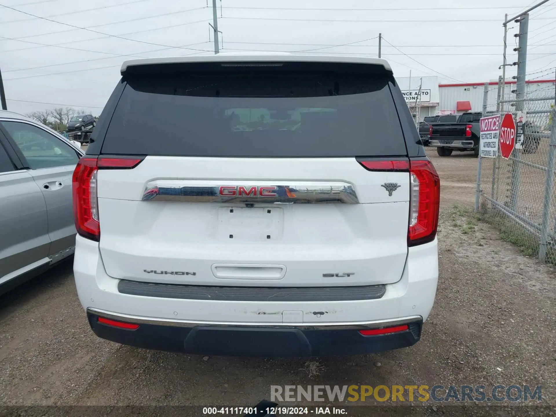 17 Photograph of a damaged car 1GKS1BKD9NR314142 GMC YUKON 2022