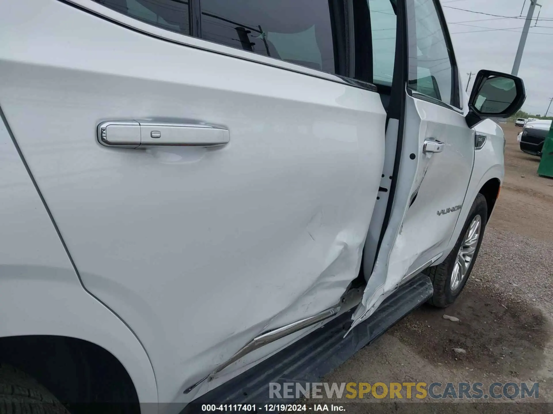 18 Photograph of a damaged car 1GKS1BKD9NR314142 GMC YUKON 2022
