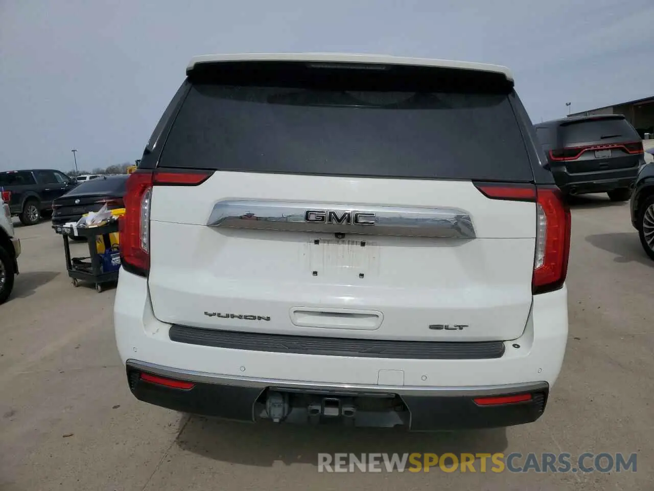 6 Photograph of a damaged car 1GKS1BKT8NR235858 GMC YUKON 2022