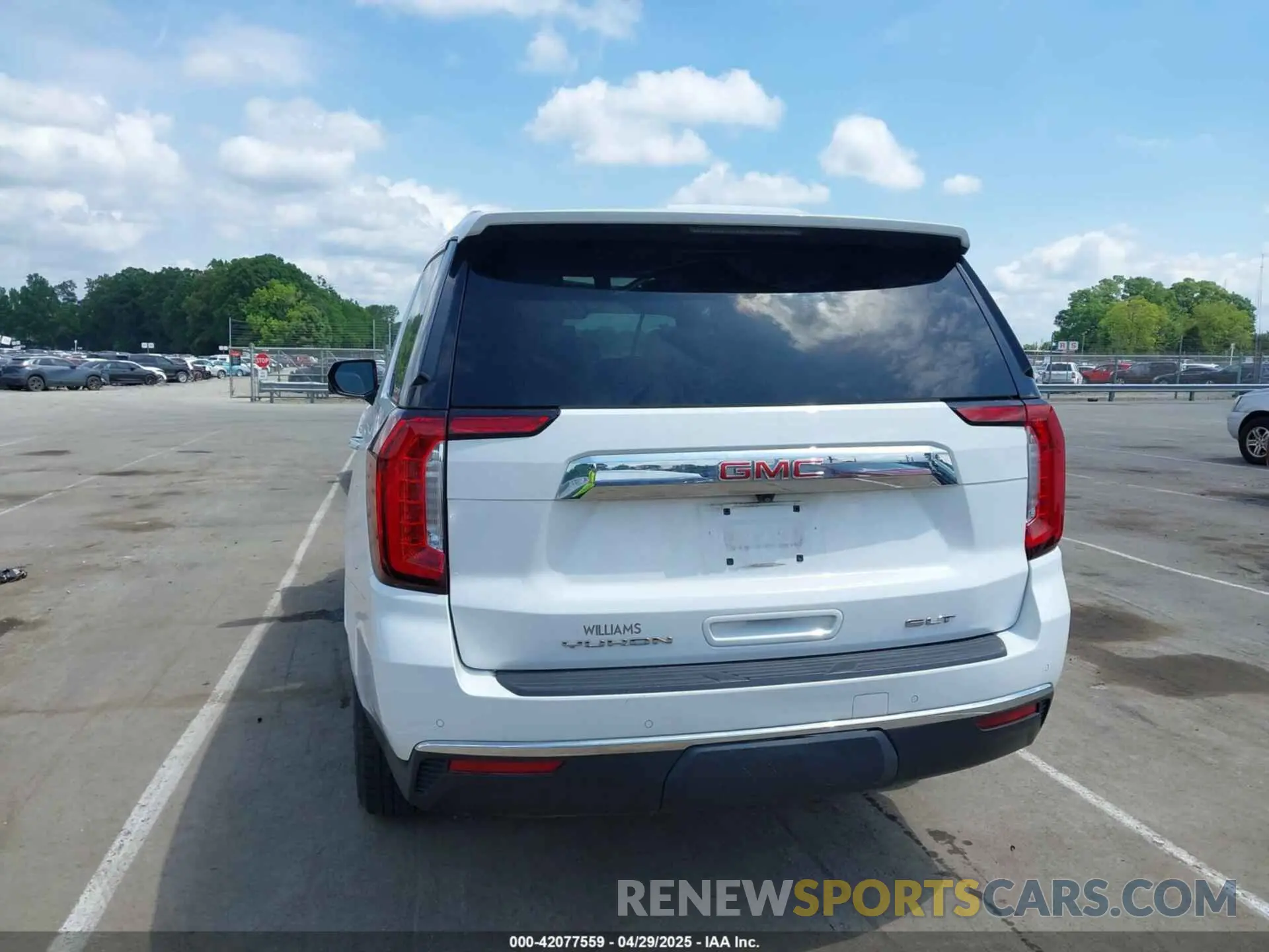 16 Photograph of a damaged car 1GKS2BKD3NR165465 GMC YUKON 2022