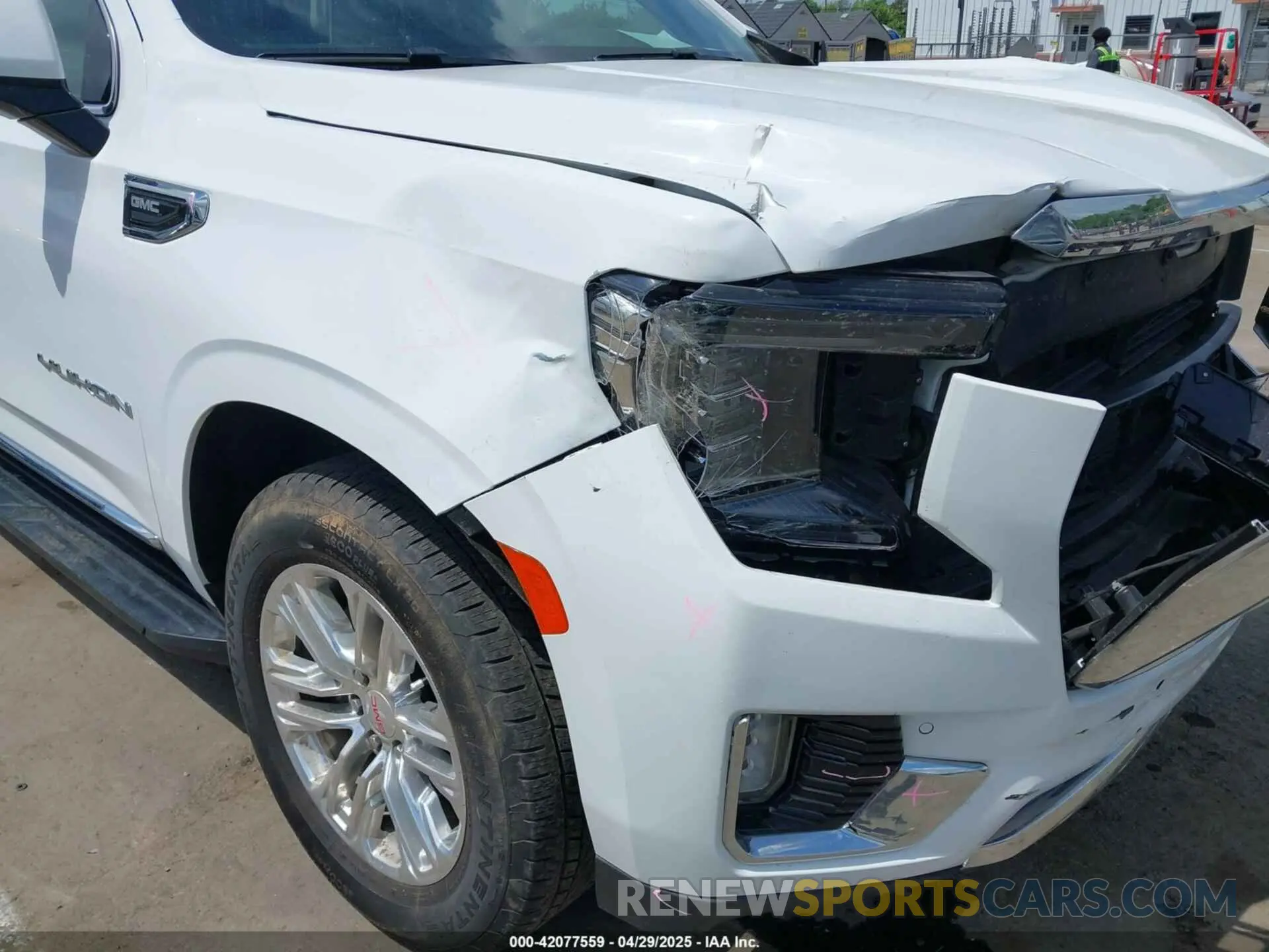 18 Photograph of a damaged car 1GKS2BKD3NR165465 GMC YUKON 2022