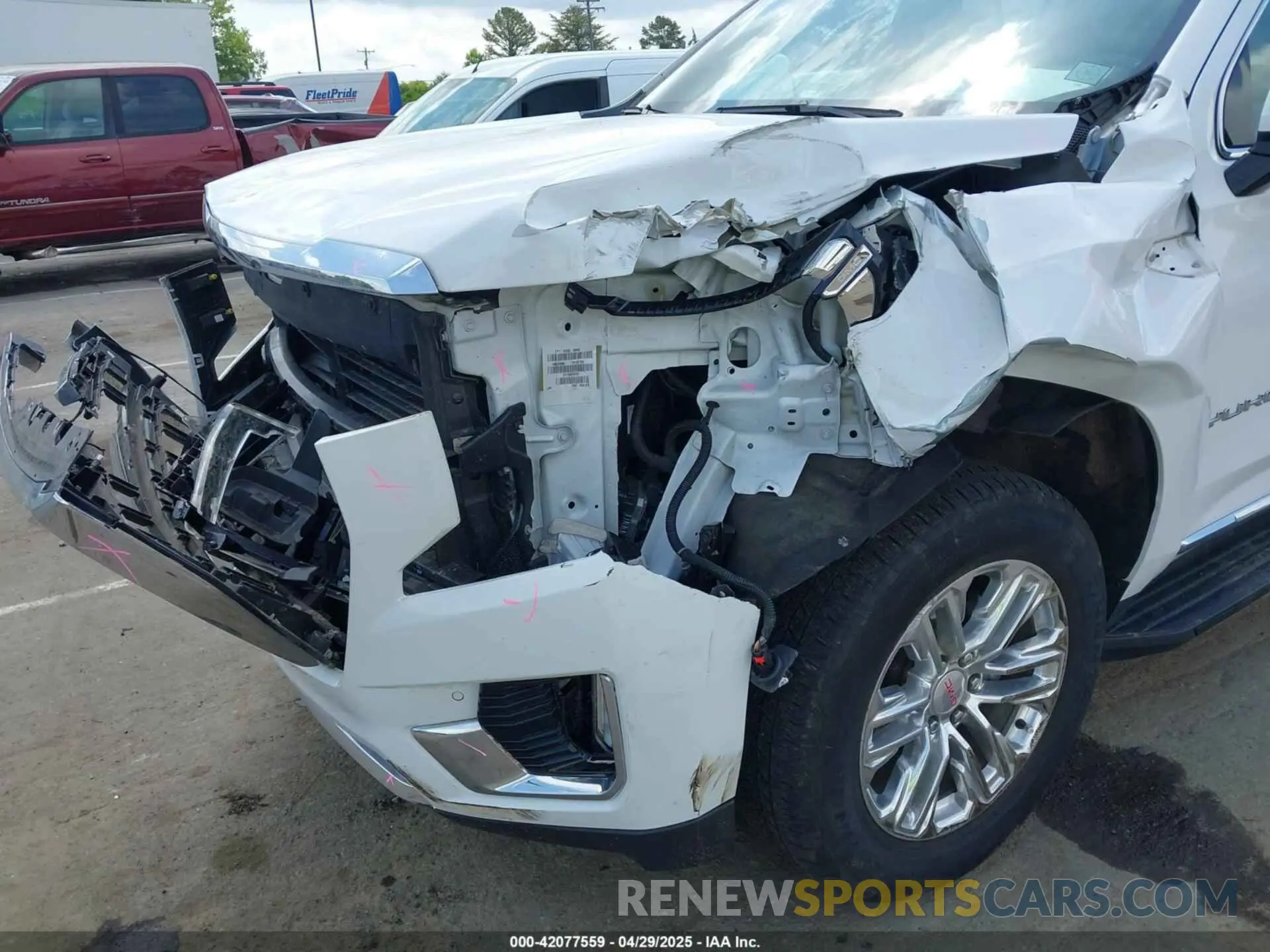 6 Photograph of a damaged car 1GKS2BKD3NR165465 GMC YUKON 2022