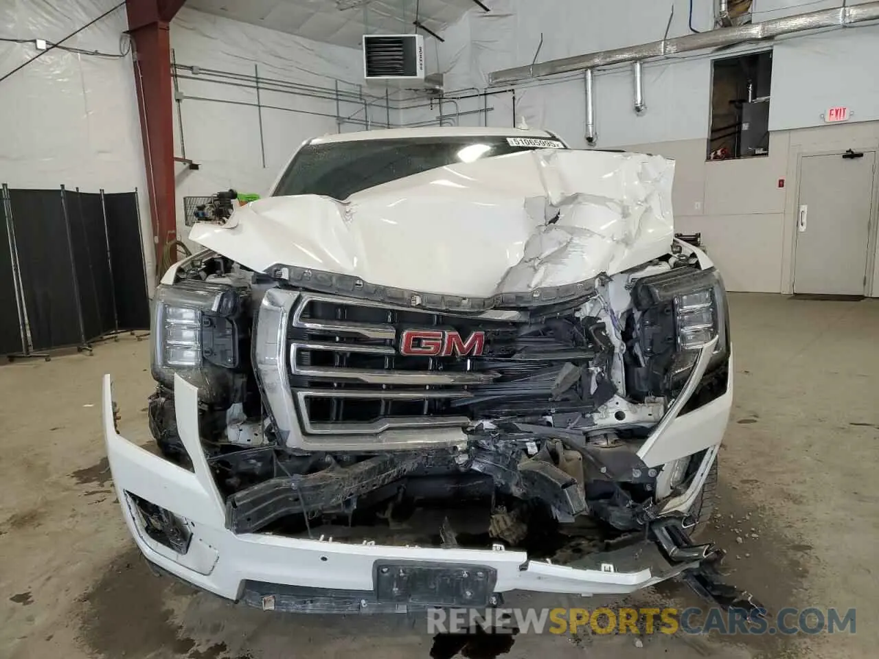 5 Photograph of a damaged car 1GKS2BKD6NR106829 GMC YUKON 2022