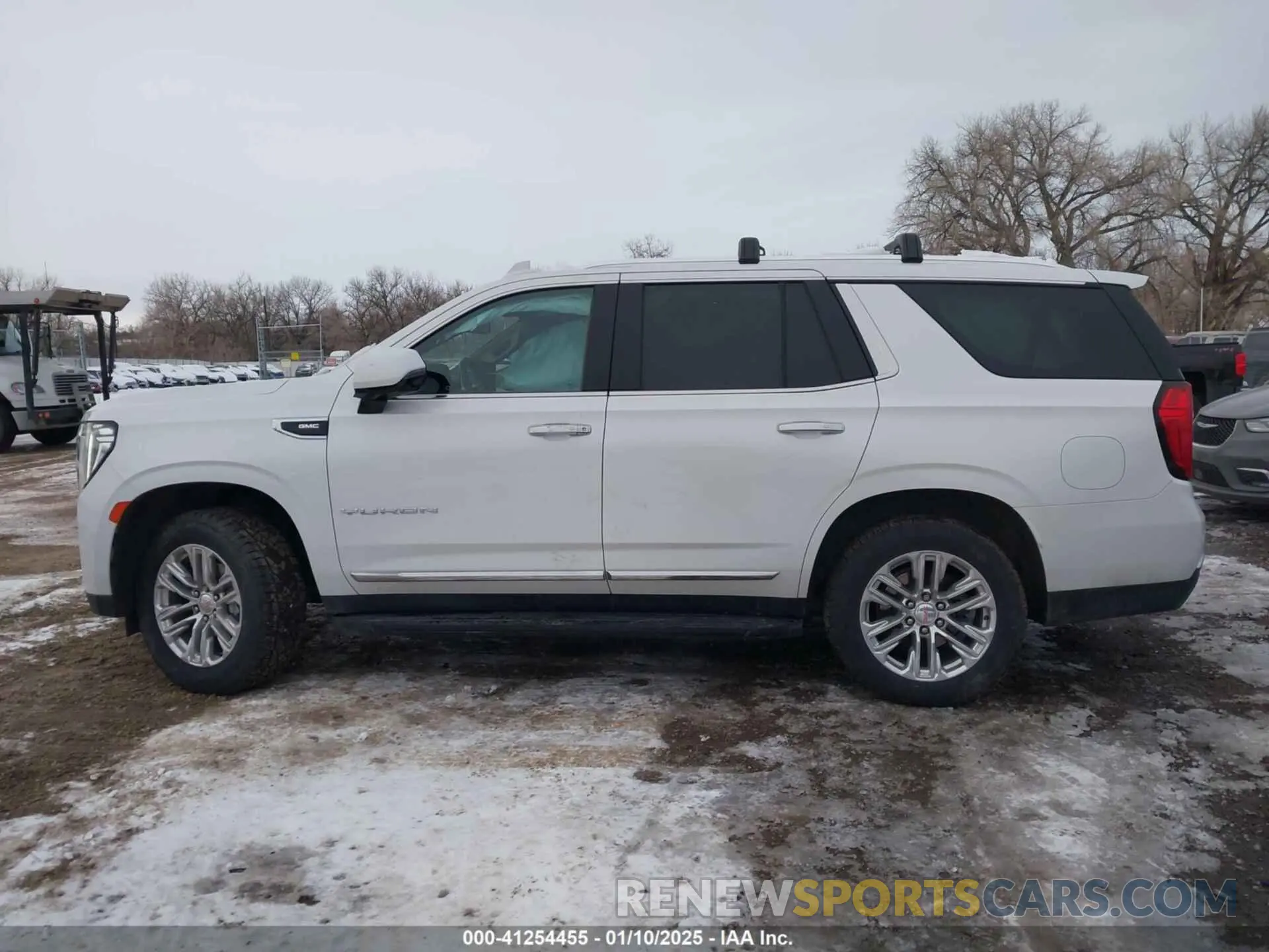 14 Photograph of a damaged car 1GKS2BKD7NR137250 GMC YUKON 2022