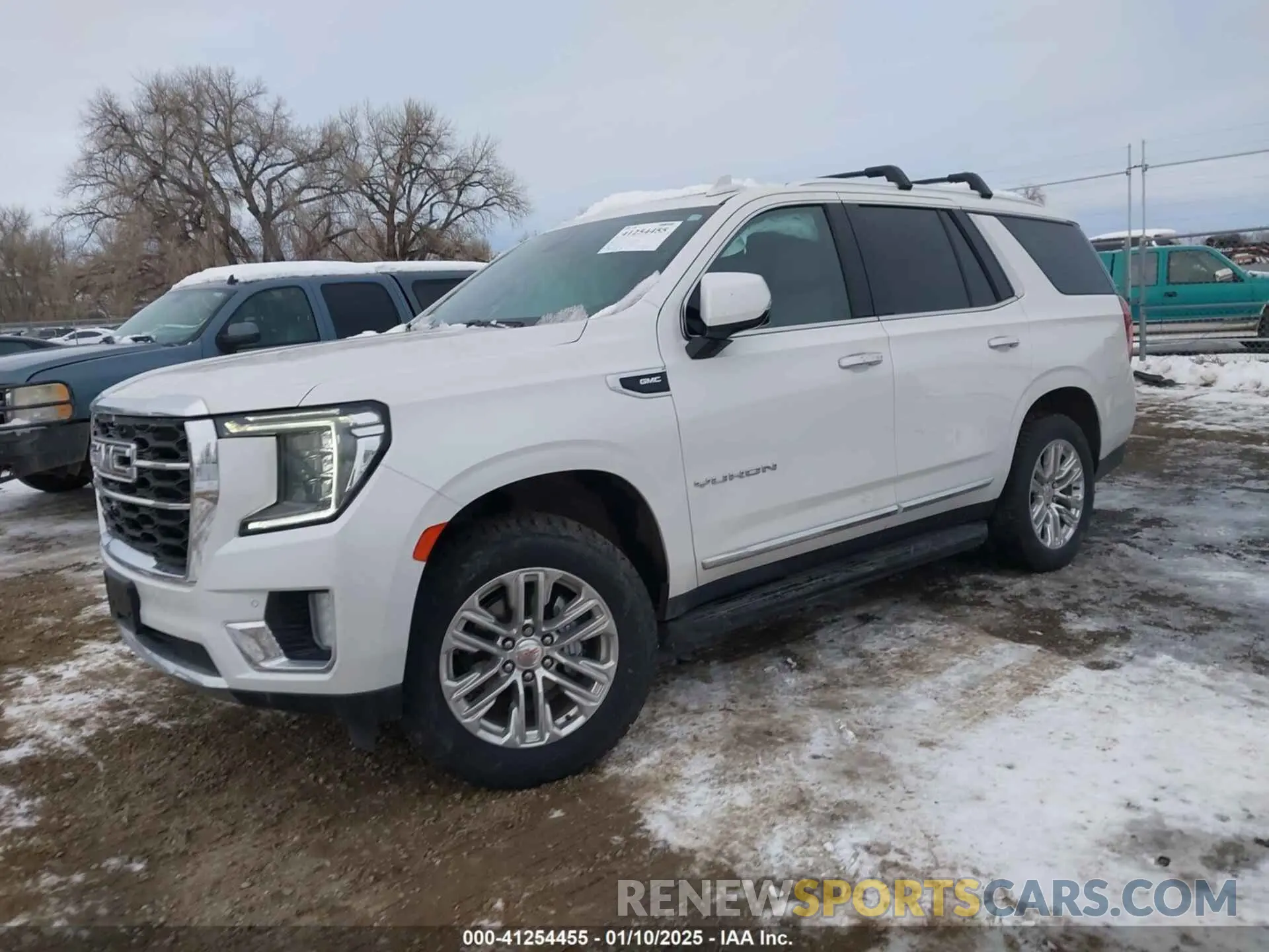 2 Photograph of a damaged car 1GKS2BKD7NR137250 GMC YUKON 2022