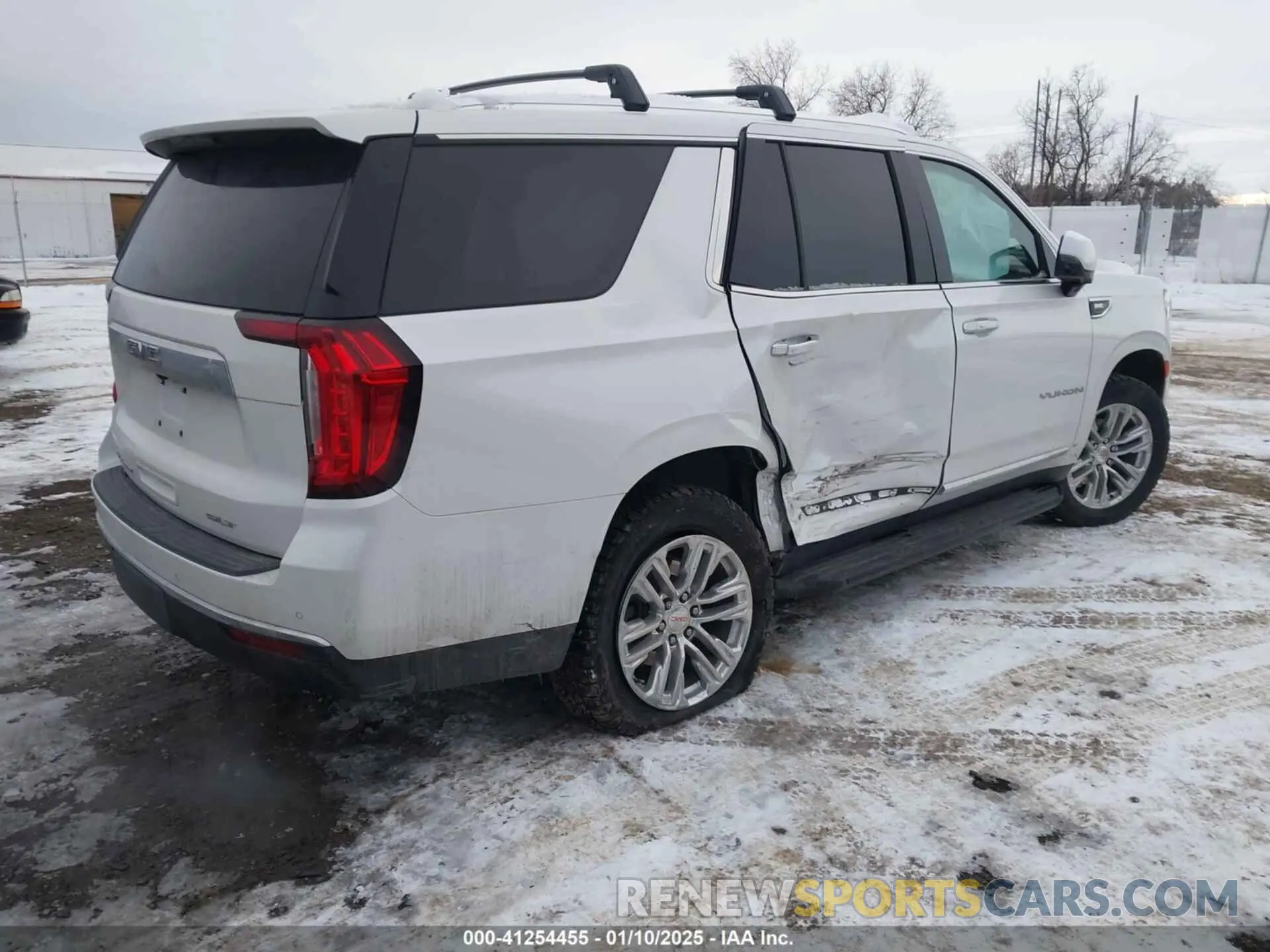 4 Photograph of a damaged car 1GKS2BKD7NR137250 GMC YUKON 2022