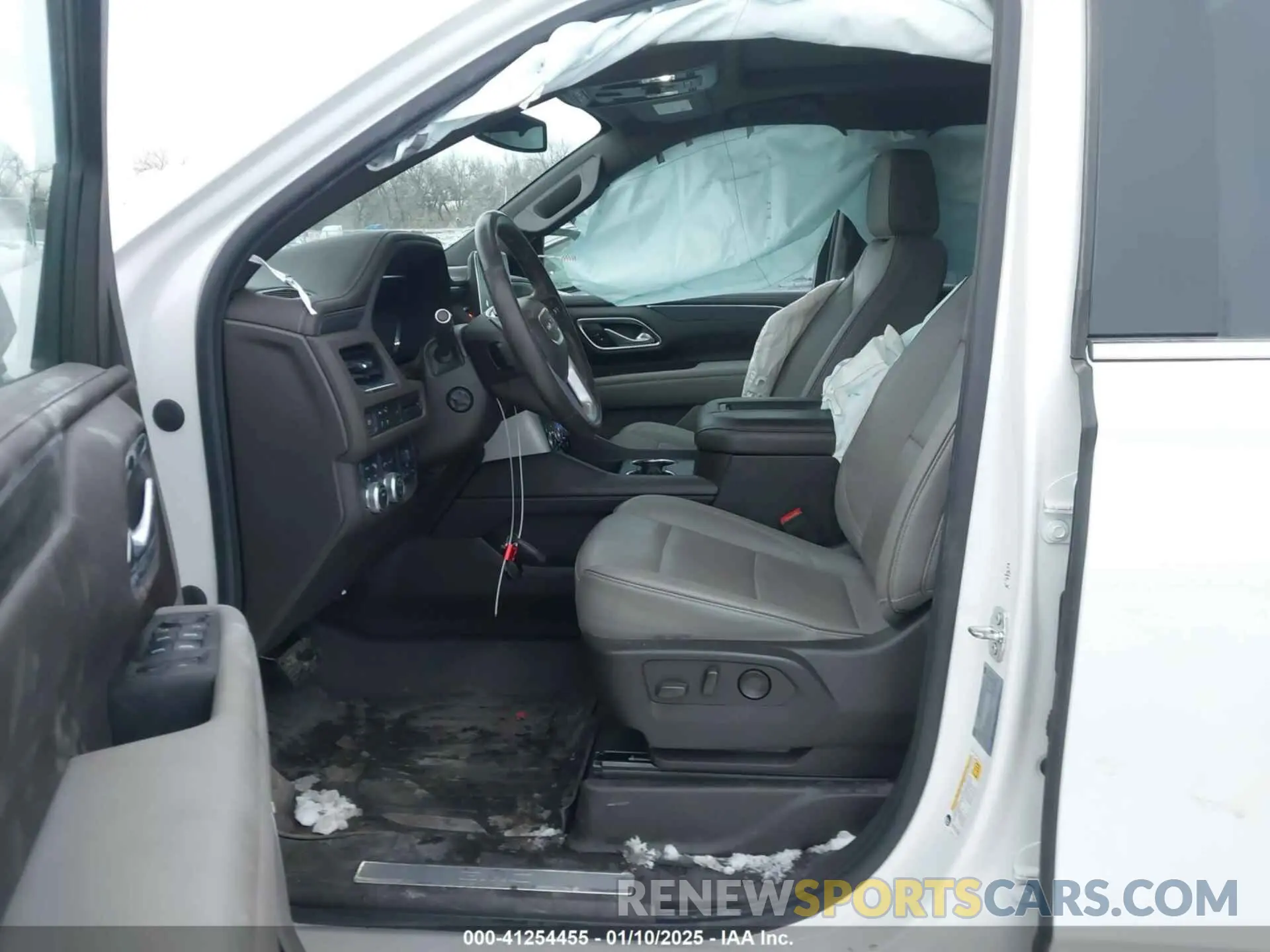 5 Photograph of a damaged car 1GKS2BKD7NR137250 GMC YUKON 2022