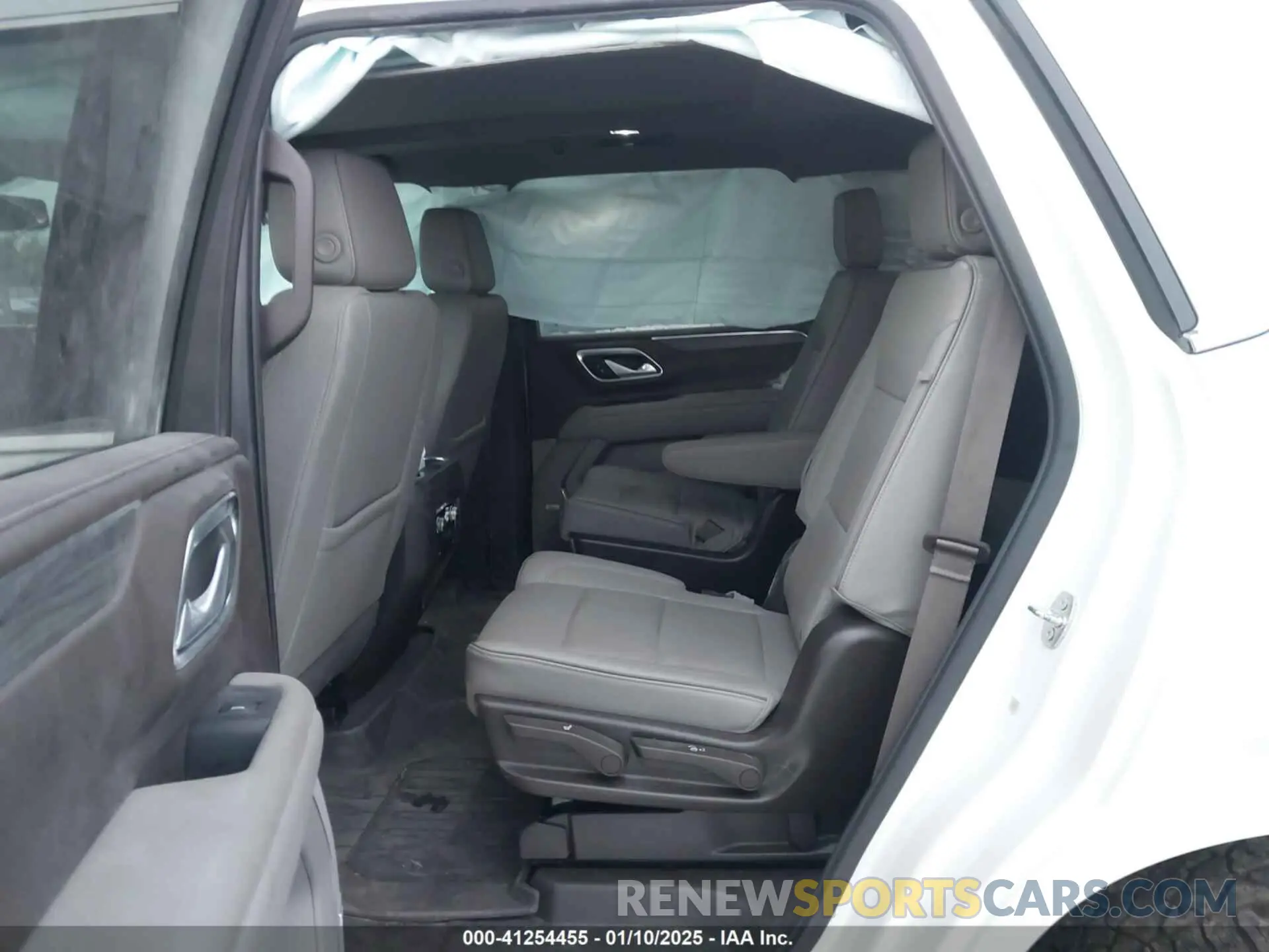 8 Photograph of a damaged car 1GKS2BKD7NR137250 GMC YUKON 2022