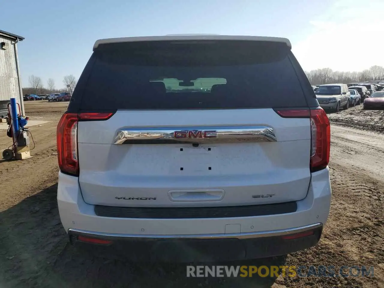 6 Photograph of a damaged car 1GKS2BKD7NR352028 GMC YUKON 2022