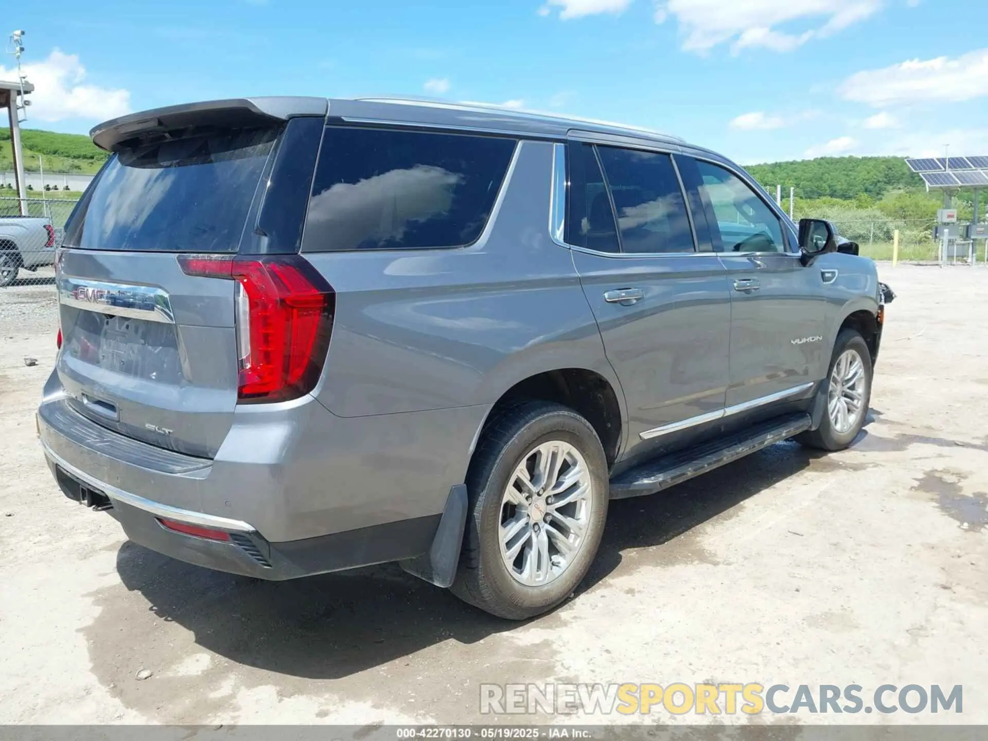 4 Photograph of a damaged car 1GKS2BKD8NR255663 GMC YUKON 2022
